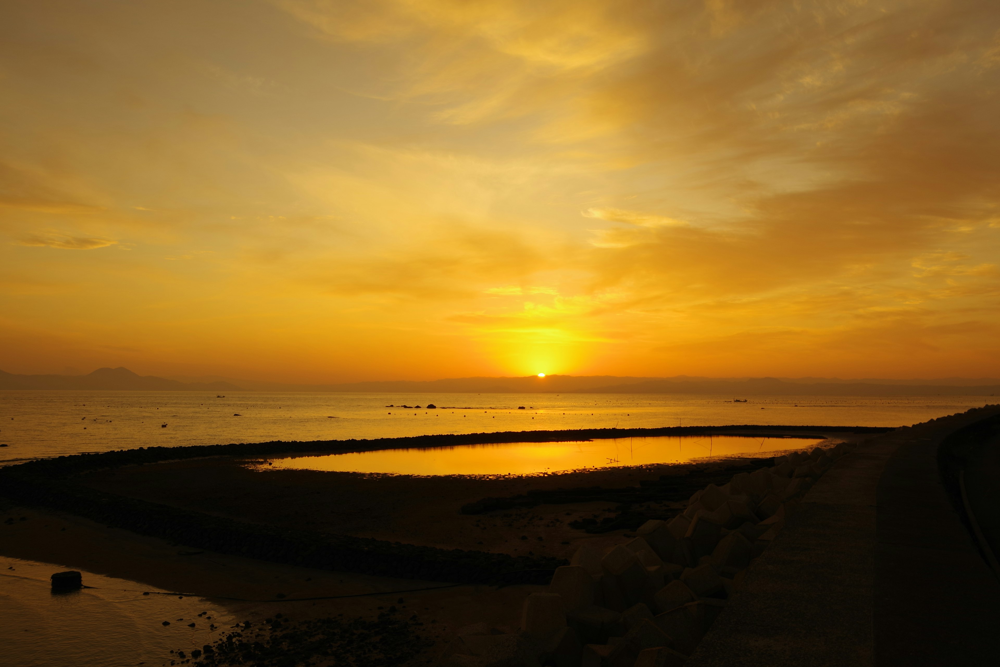 Wunderschöner Sonnenuntergang, der das Meer beleuchtet