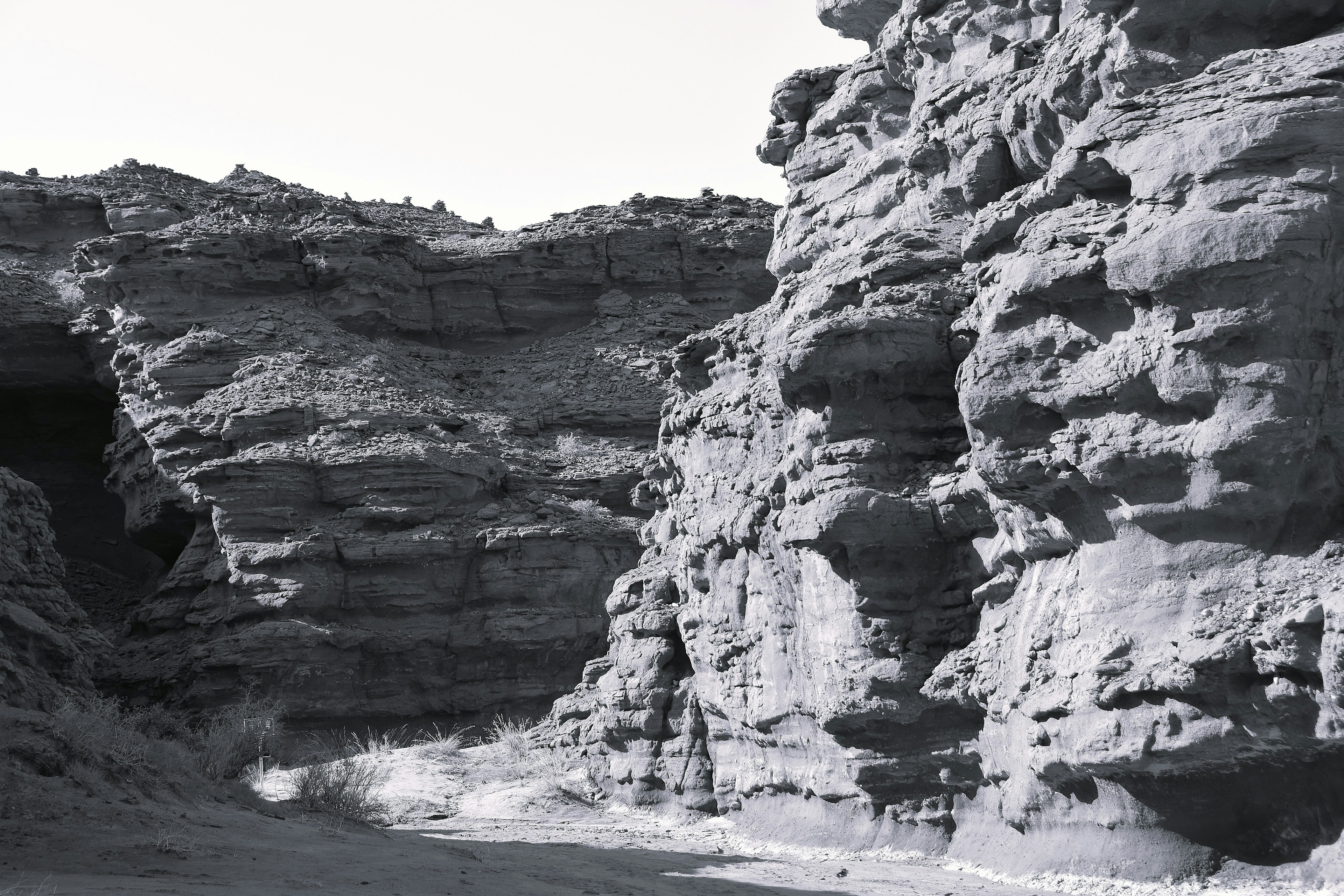 Paisaje de cañón seco con capas de roca visibles