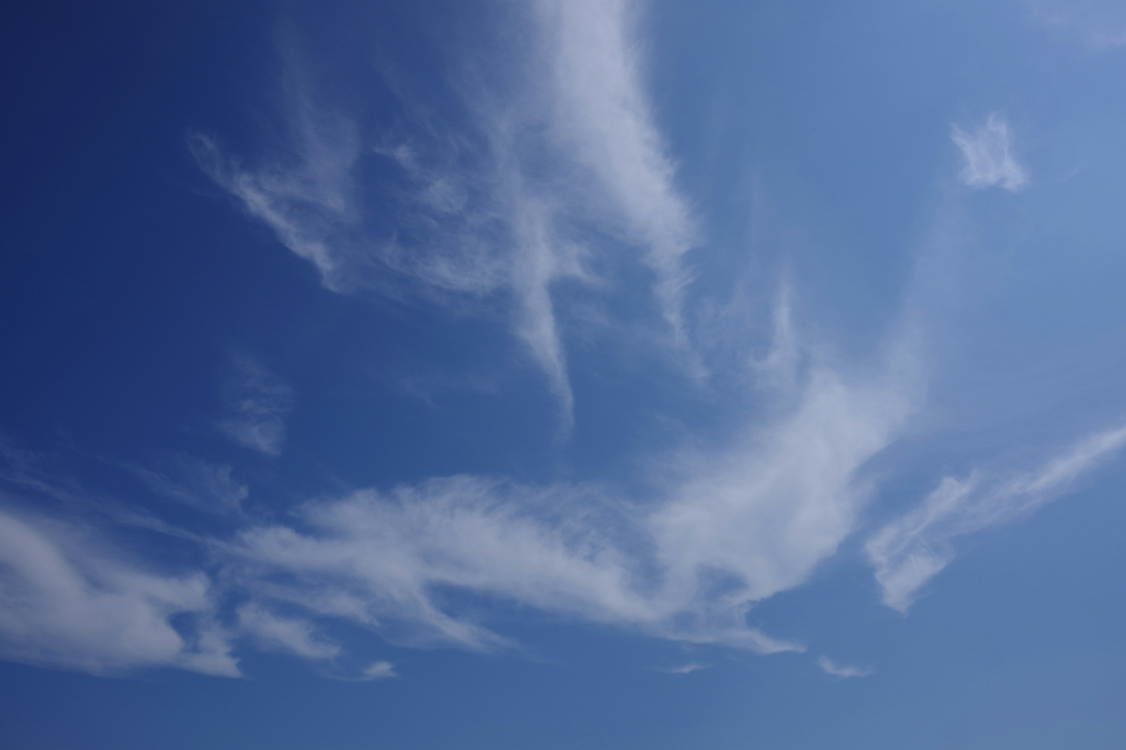 青い空に白い雲が浮かんでいる様子