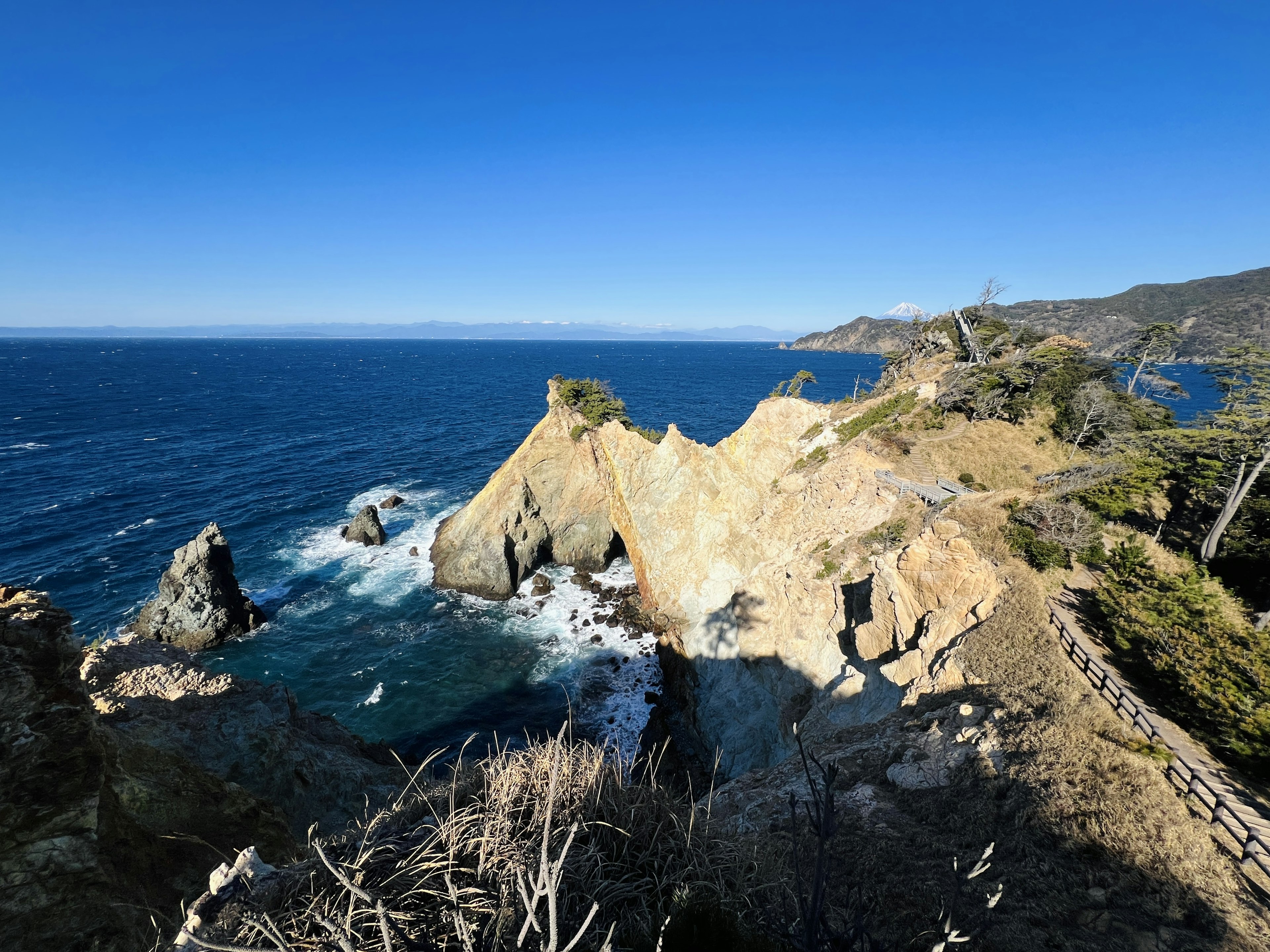 Vue panoramique des falaises au bord de l'océan bleu