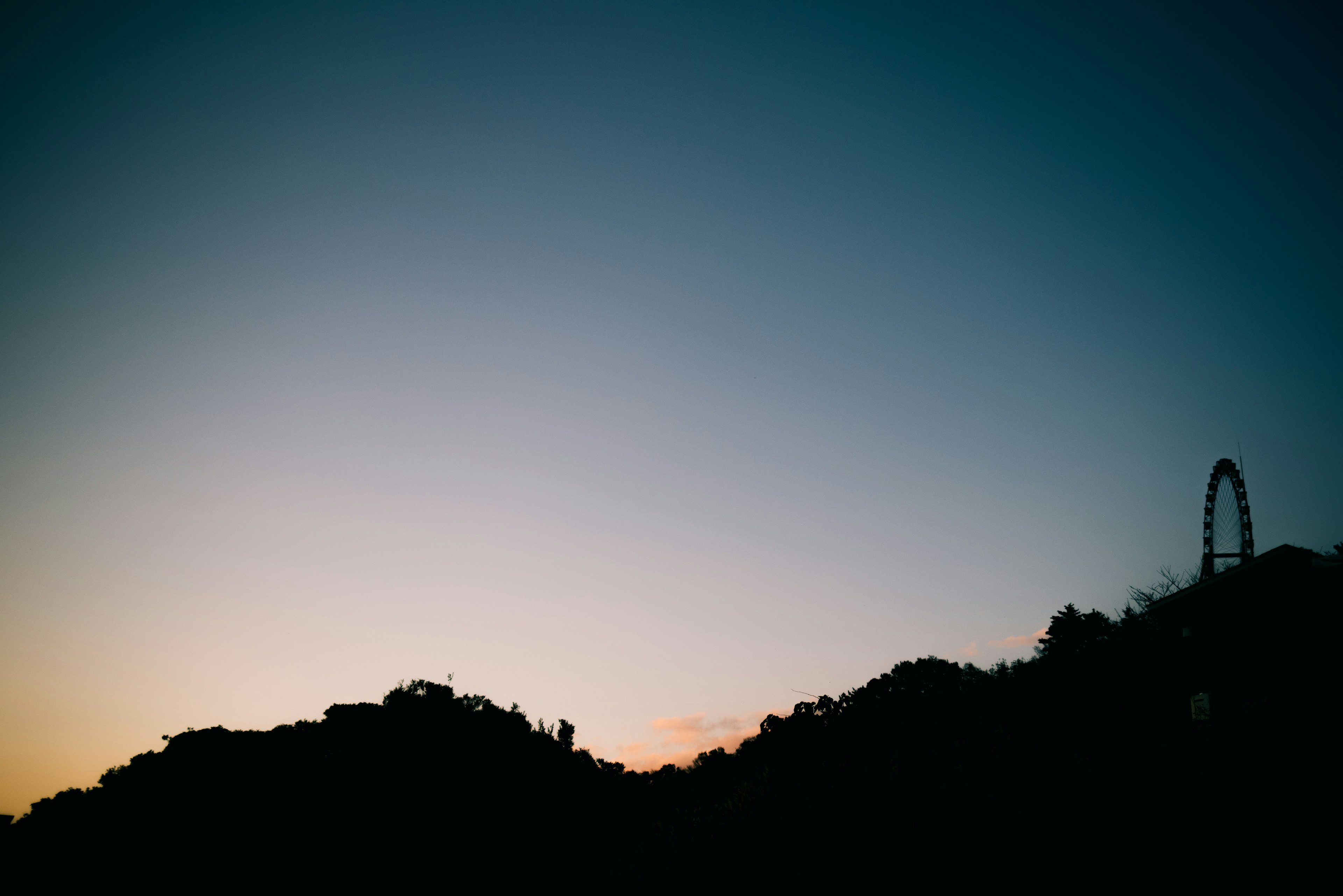 夕焼けの空とシルエットの山の風景