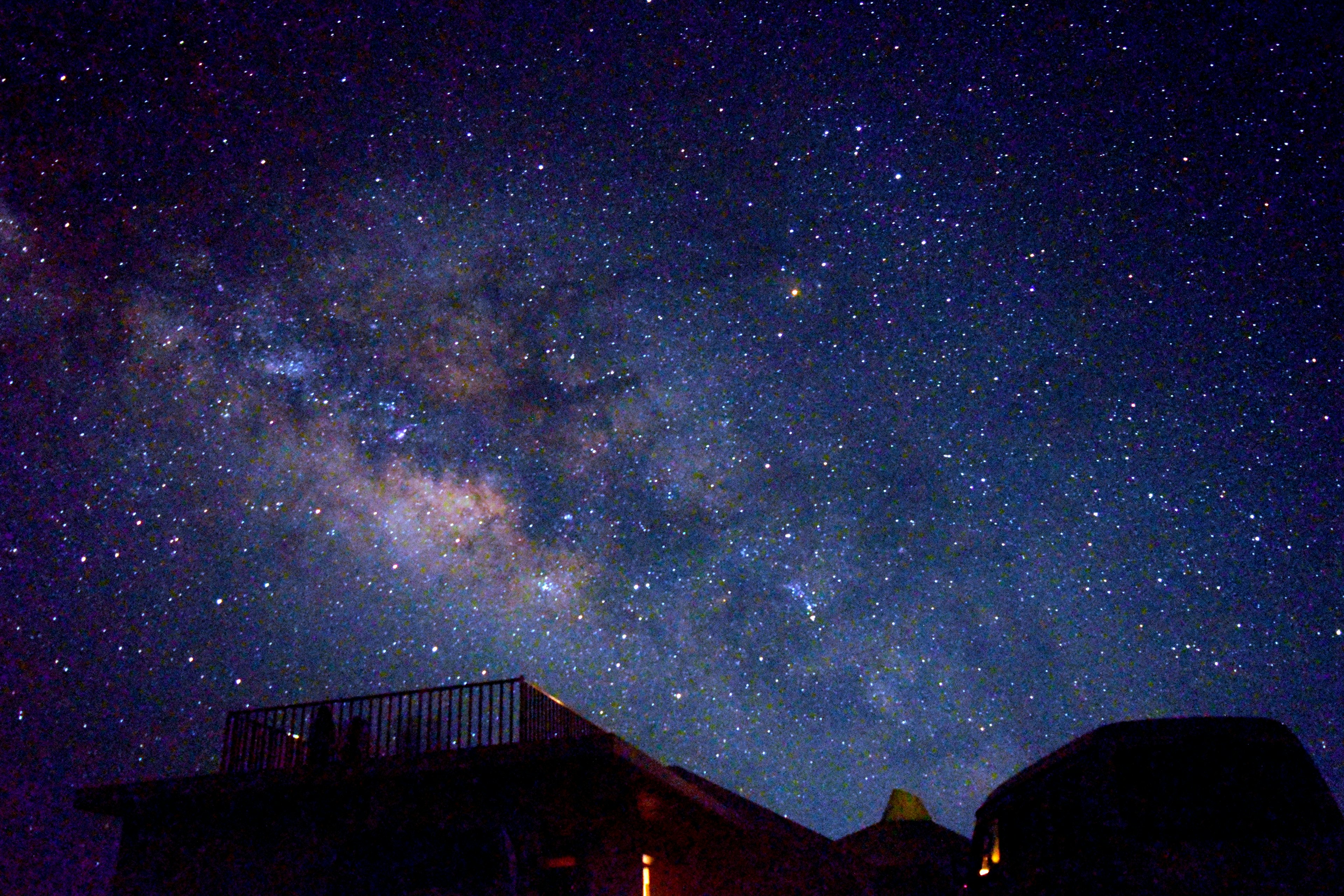 Una vista spettacolare delle stelle e della Via Lattea nel cielo notturno