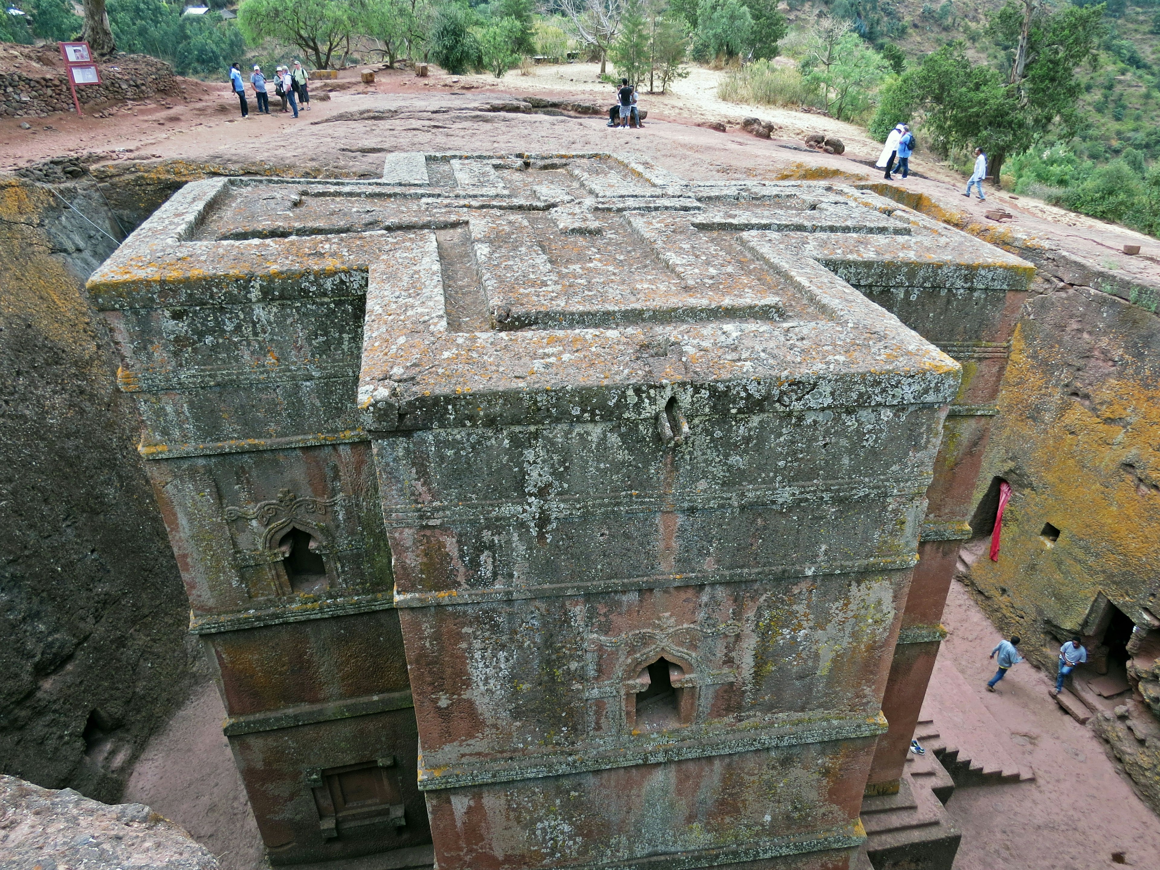 Obenansicht einer in den Felsen gehauenen Kirche in Lalibela Äthiopien mit komplizierten Mustern