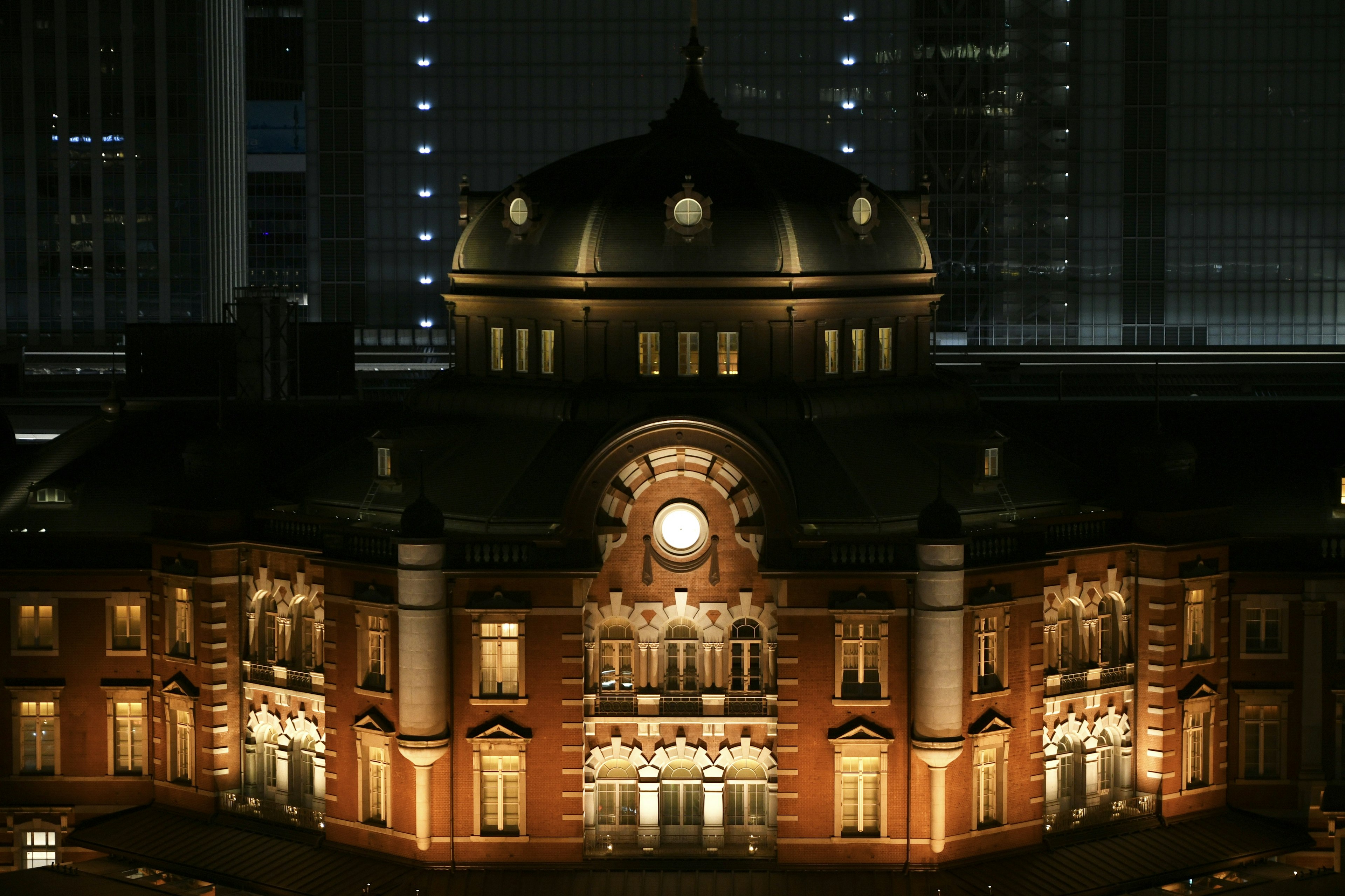 Pemandangan malam yang indah dari Stasiun Tokyo yang menampilkan arsitektur bersejarah