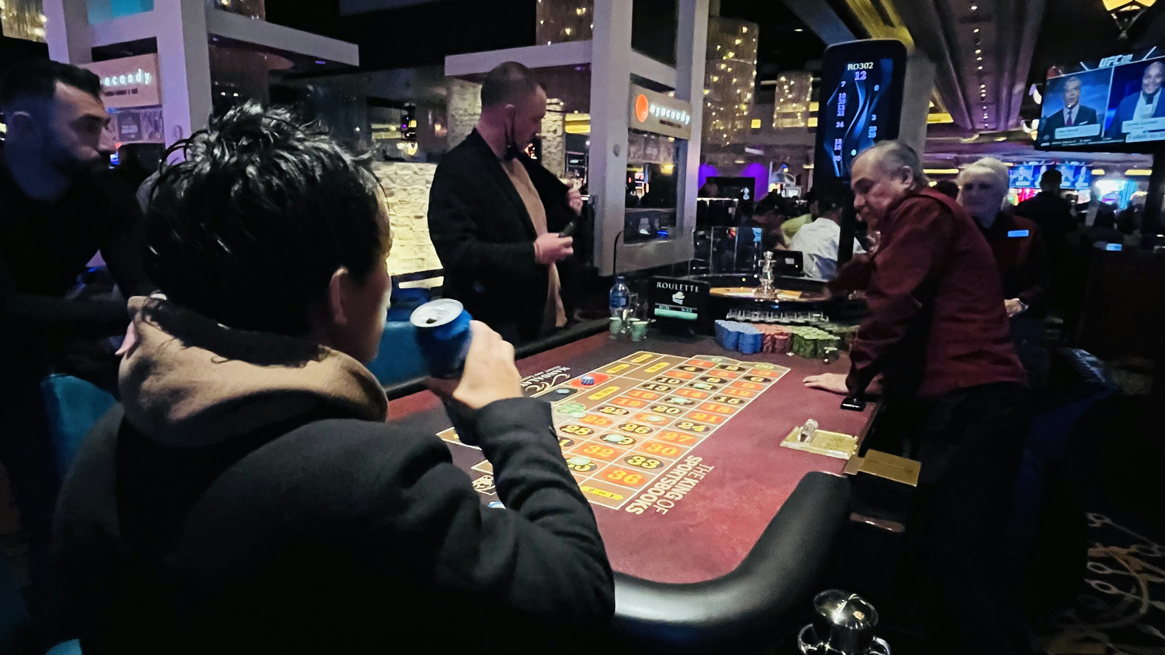 Szene von Spielern, die an einem Casino-Tisch spielen