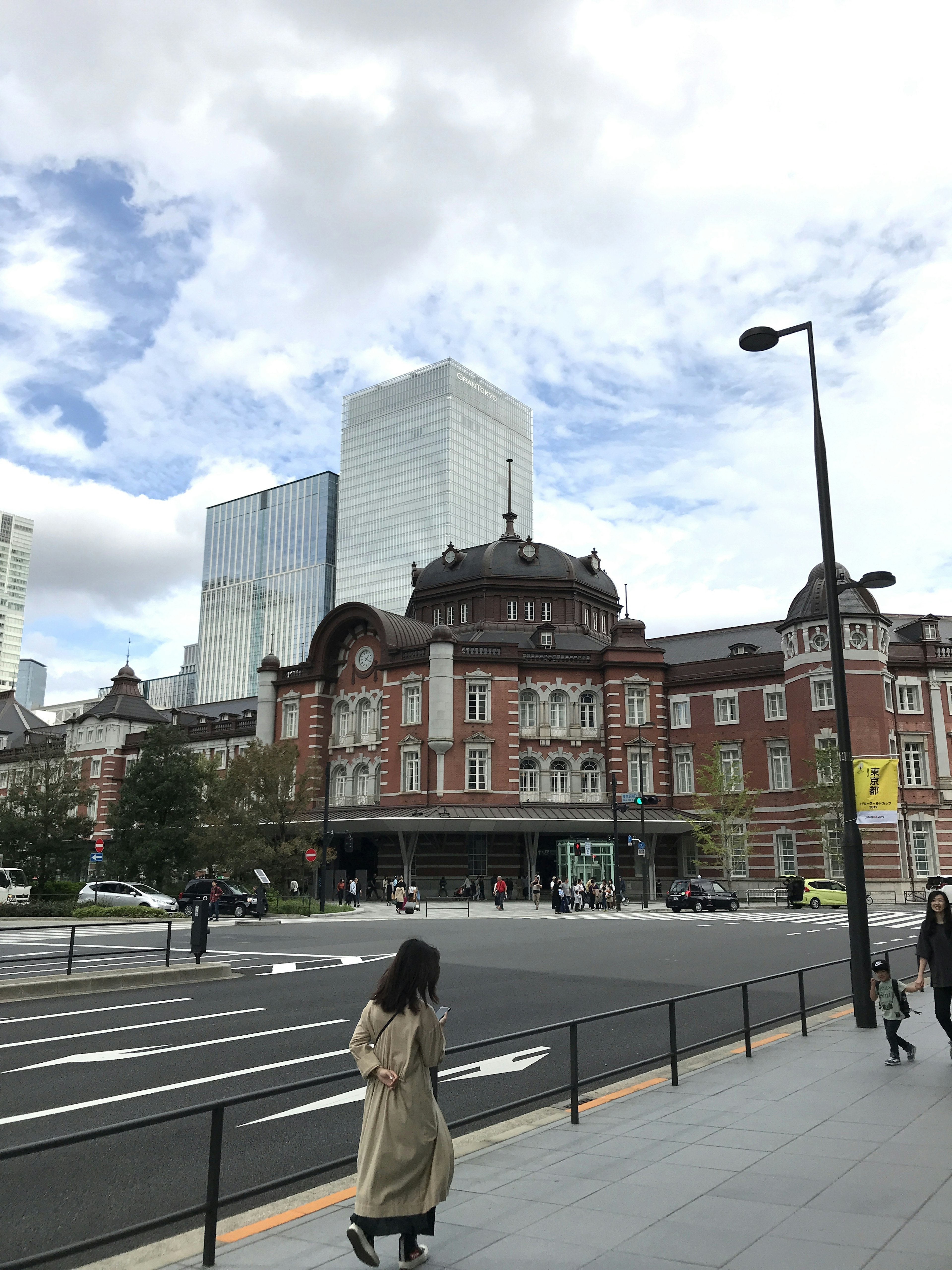 Bâtiment historique de la gare de Tokyo avec des gratte-ciels modernes en arrière-plan