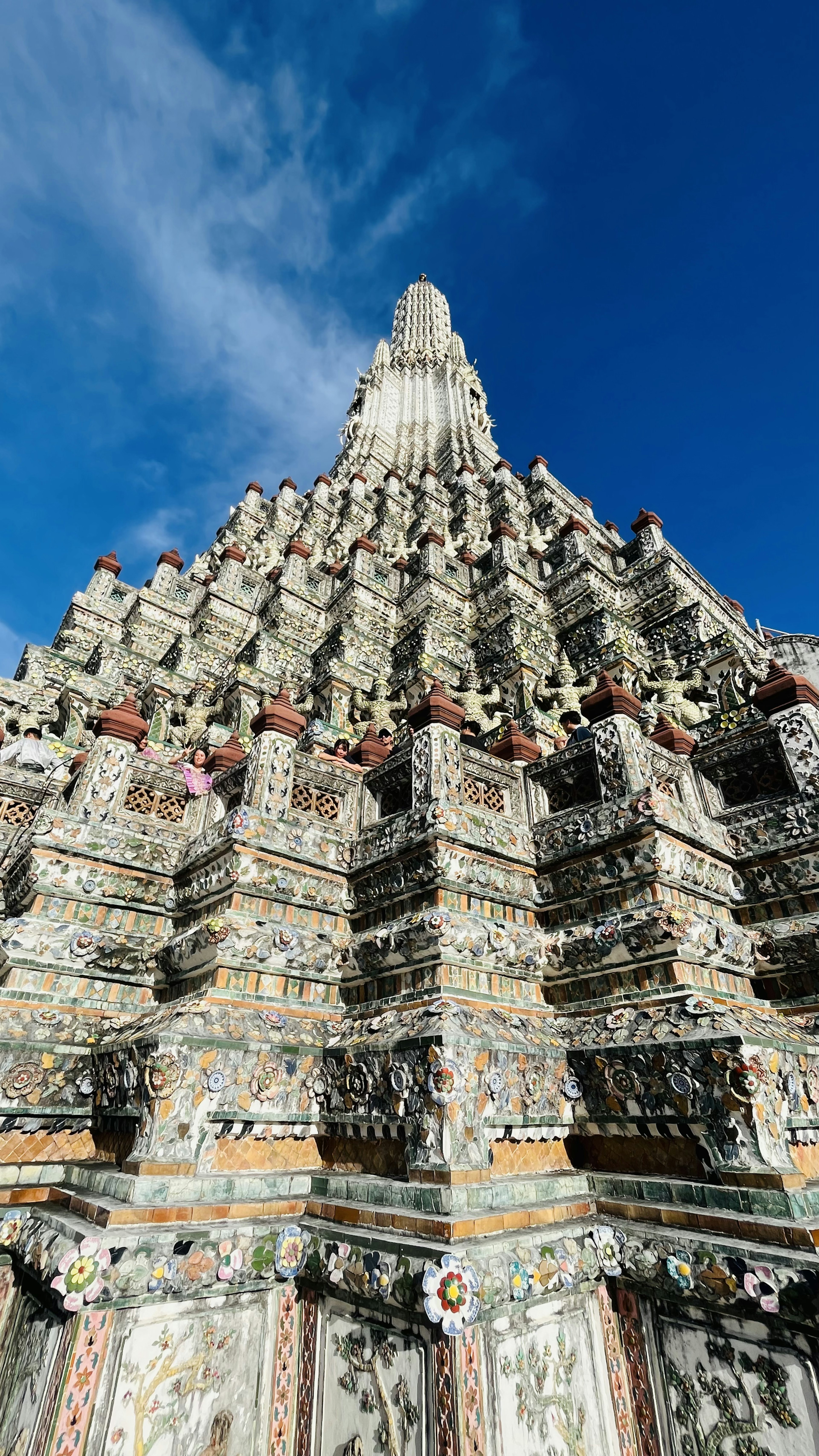 Detail tampak menara kuil Wat Arun yang menakjubkan di Bangkok