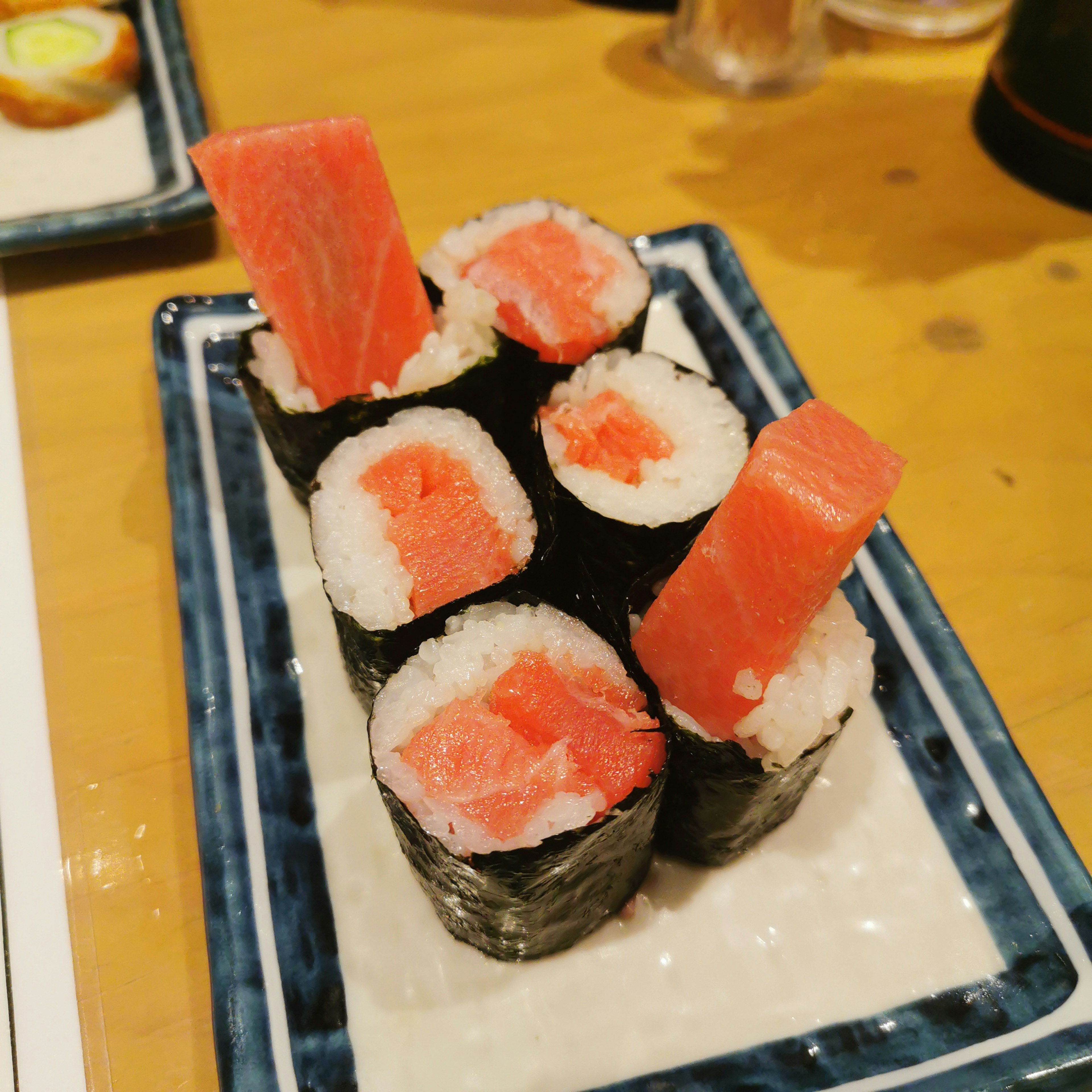 Sushi cá hồi sống động được sắp xếp trên đĩa