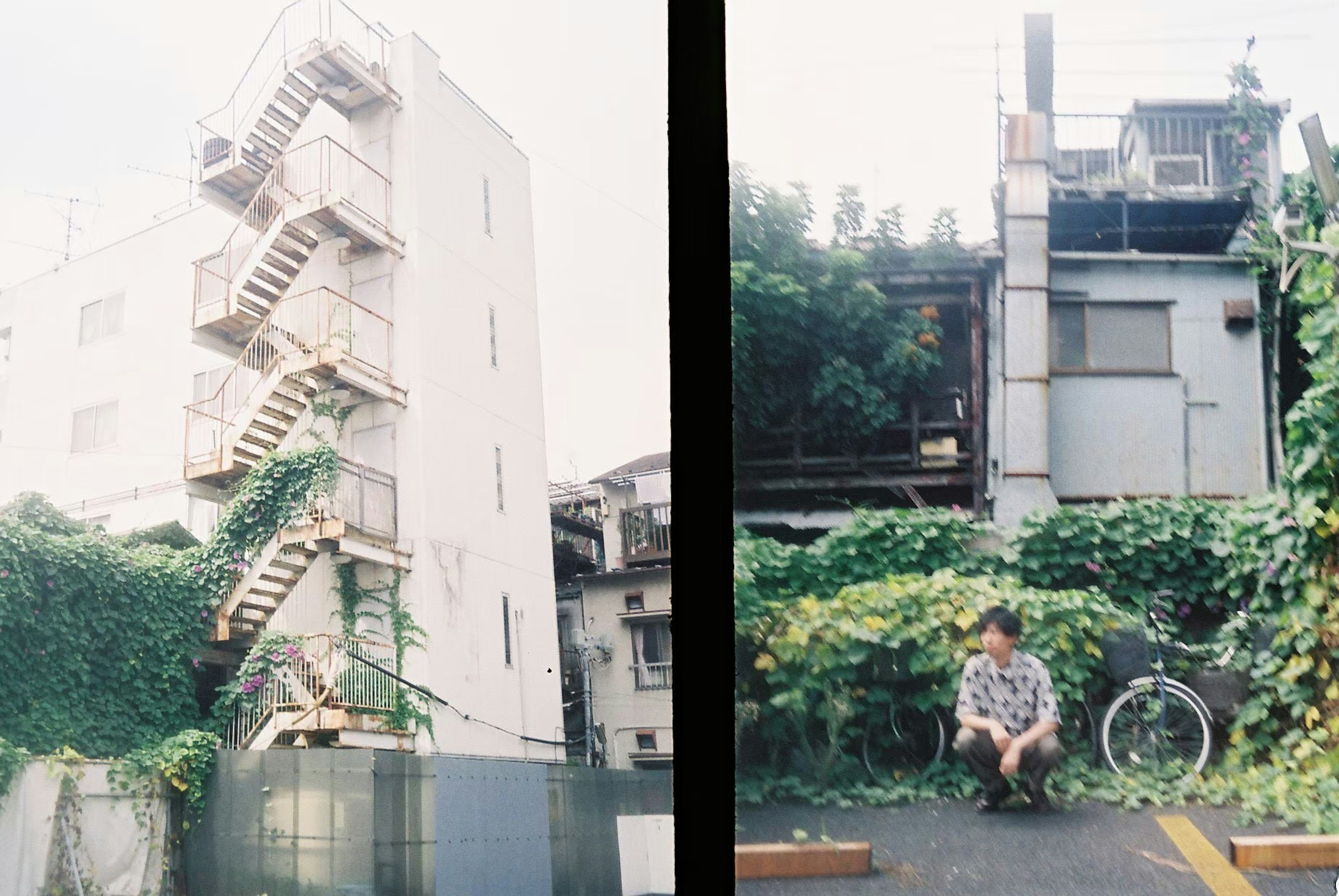 Photo d'un bâtiment avec des escaliers en colimaçon et de la verdure Un côté présente une personne assise