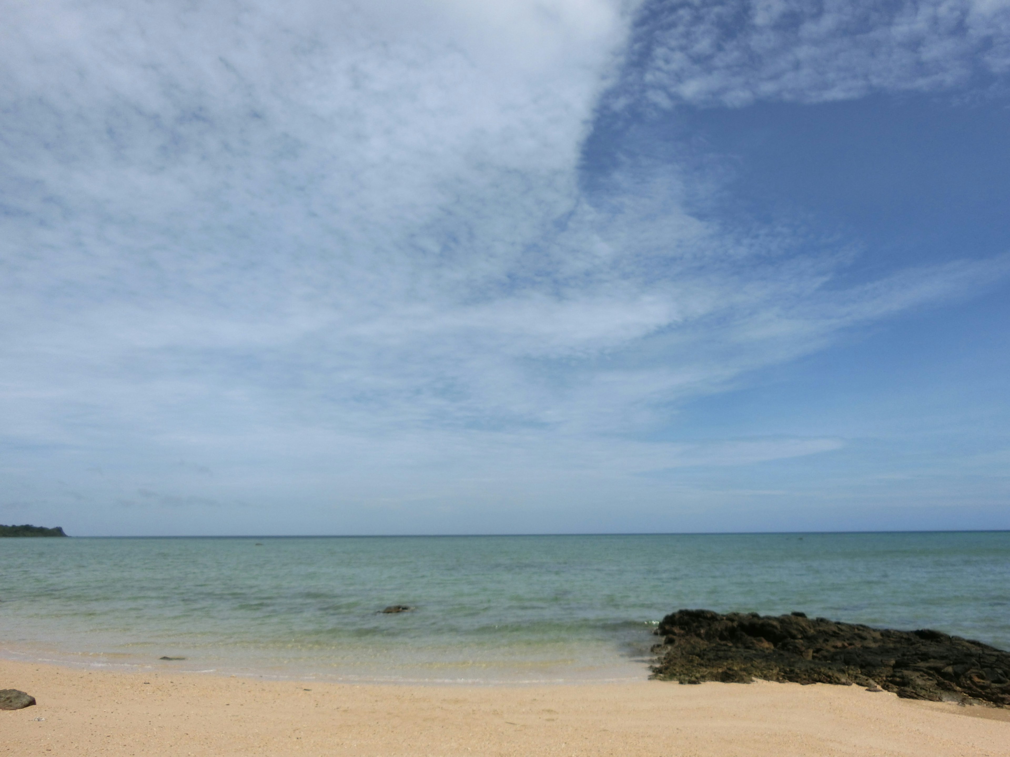 Malersiche Strandansicht mit blauem Ozean und sandigem Ufer