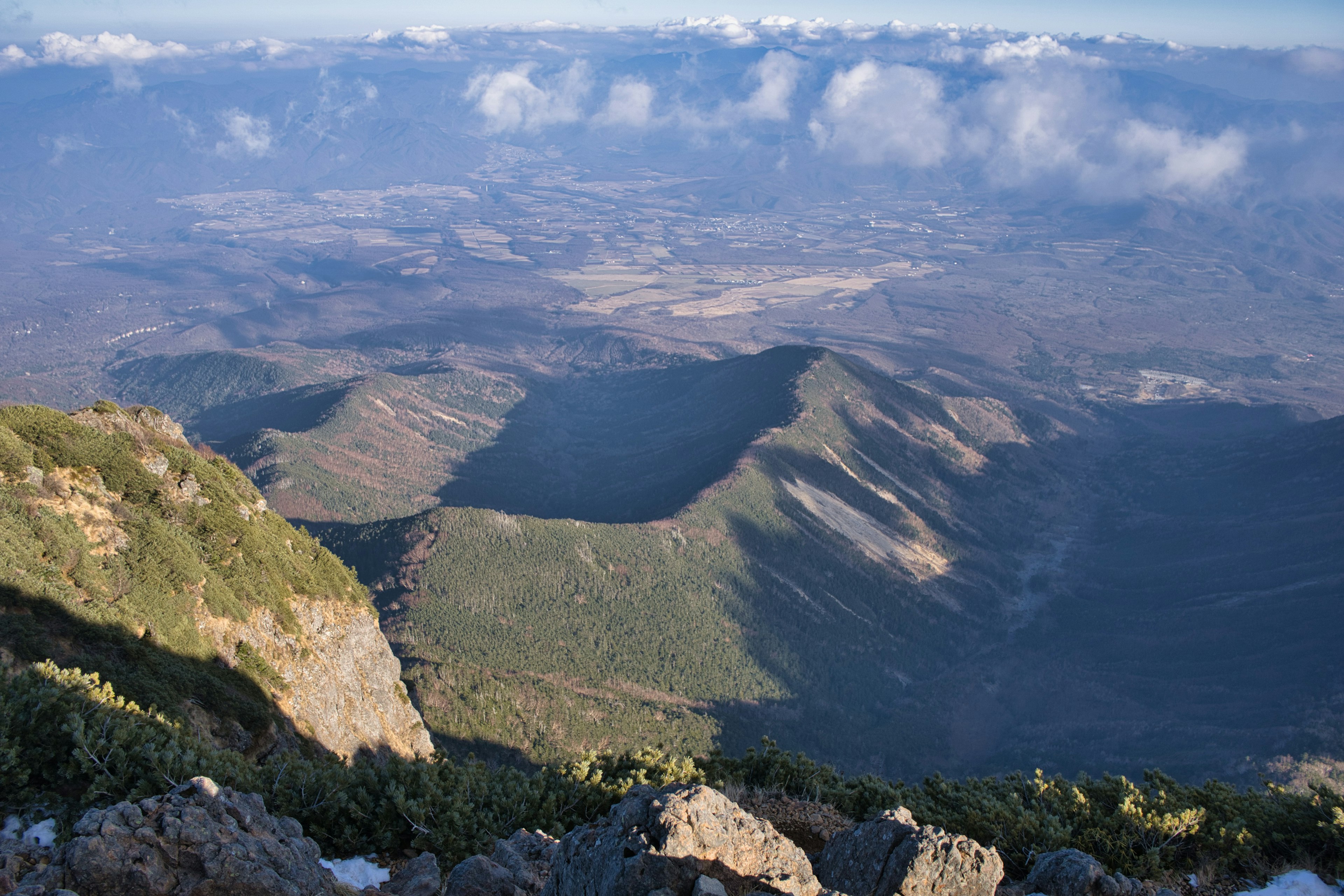 Impresionante vista desde la cima de la montaña con cielo nublado y vasta valle