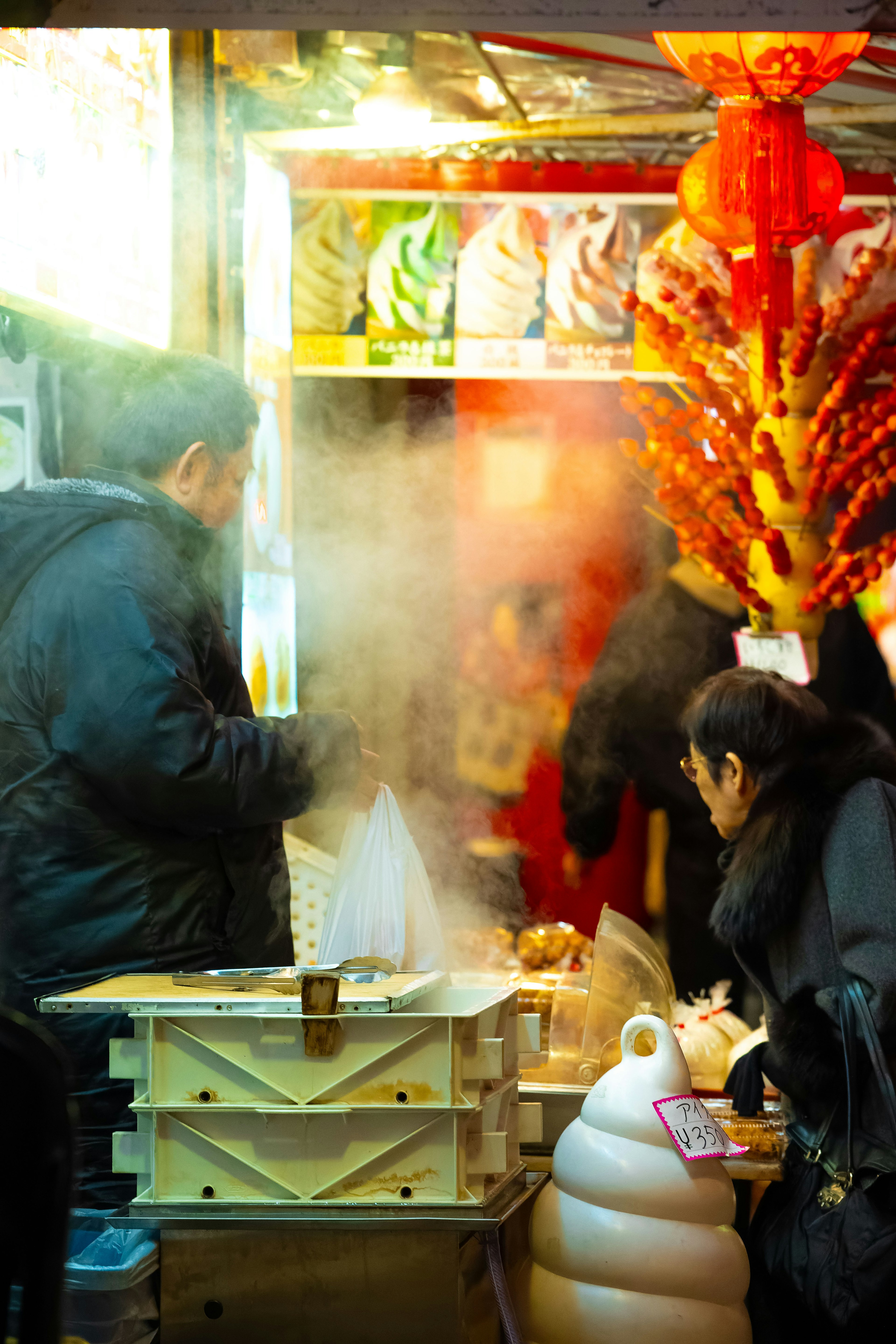 Vendedor de comida callejera con platos humeantes y personas