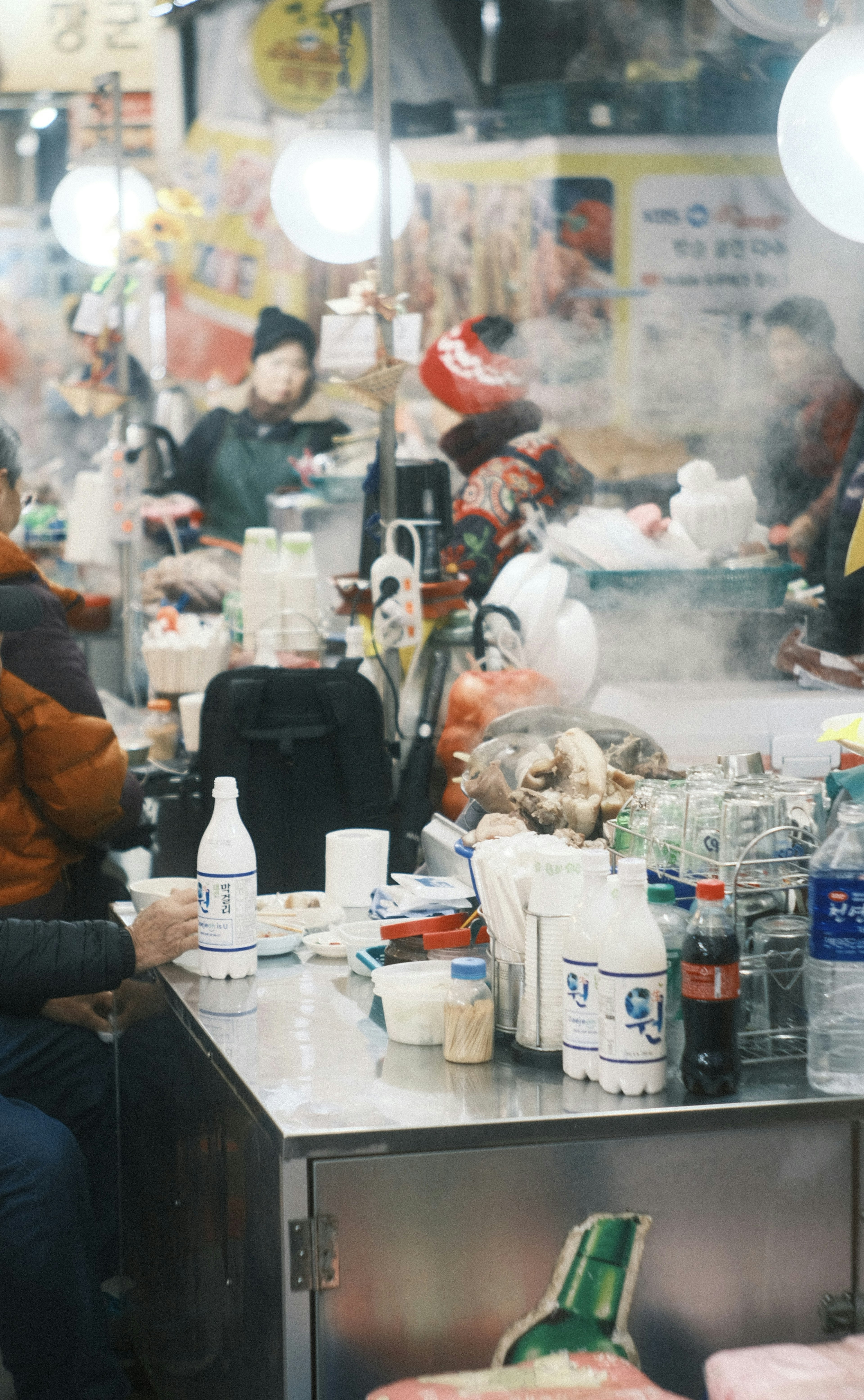 Scène de marché de rue animé avec de la nourriture et des boissons sur la table des gens profitant de l'ambiance