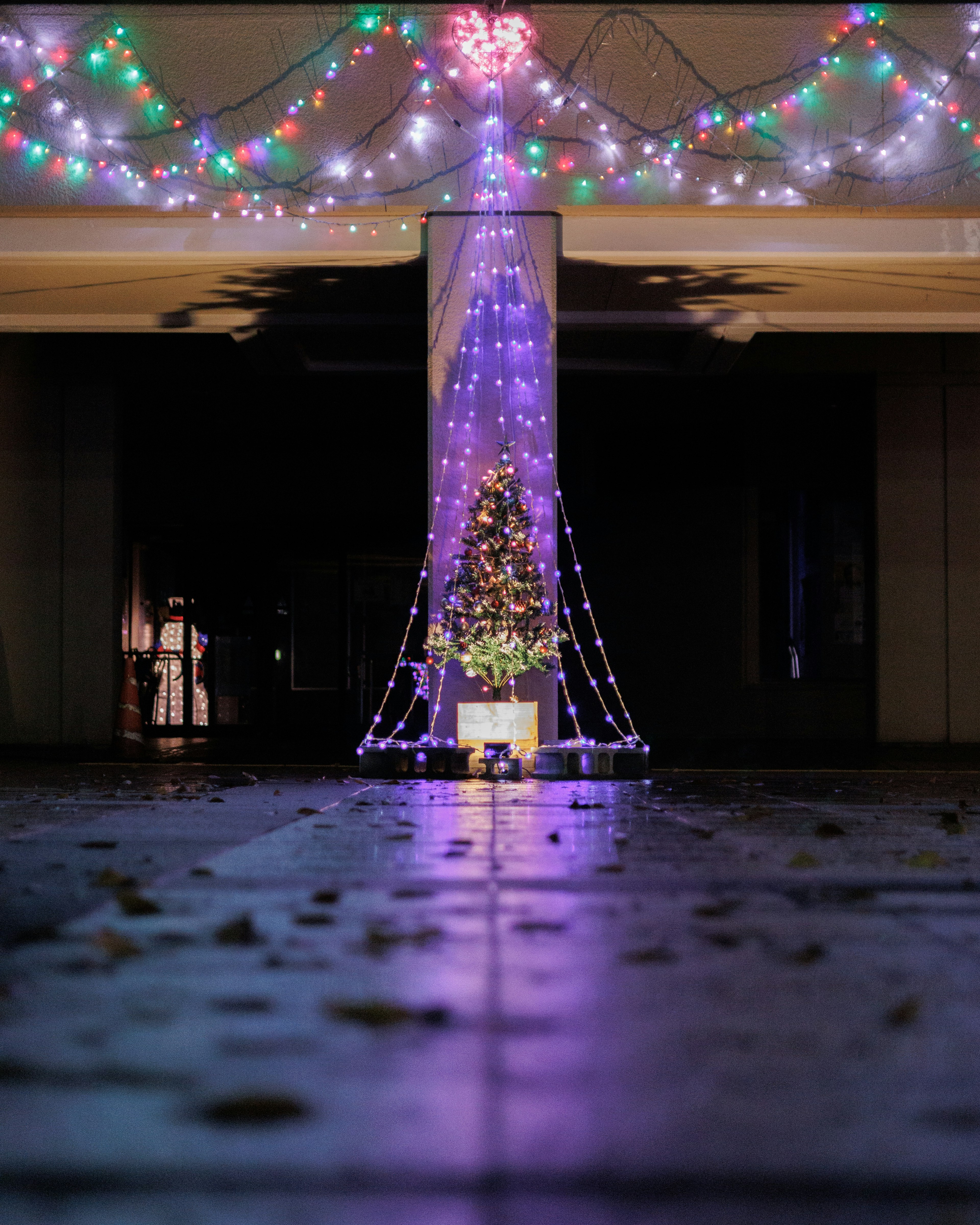 Un albero di Natale splendidamente decorato con luci colorate in un ambiente festivo