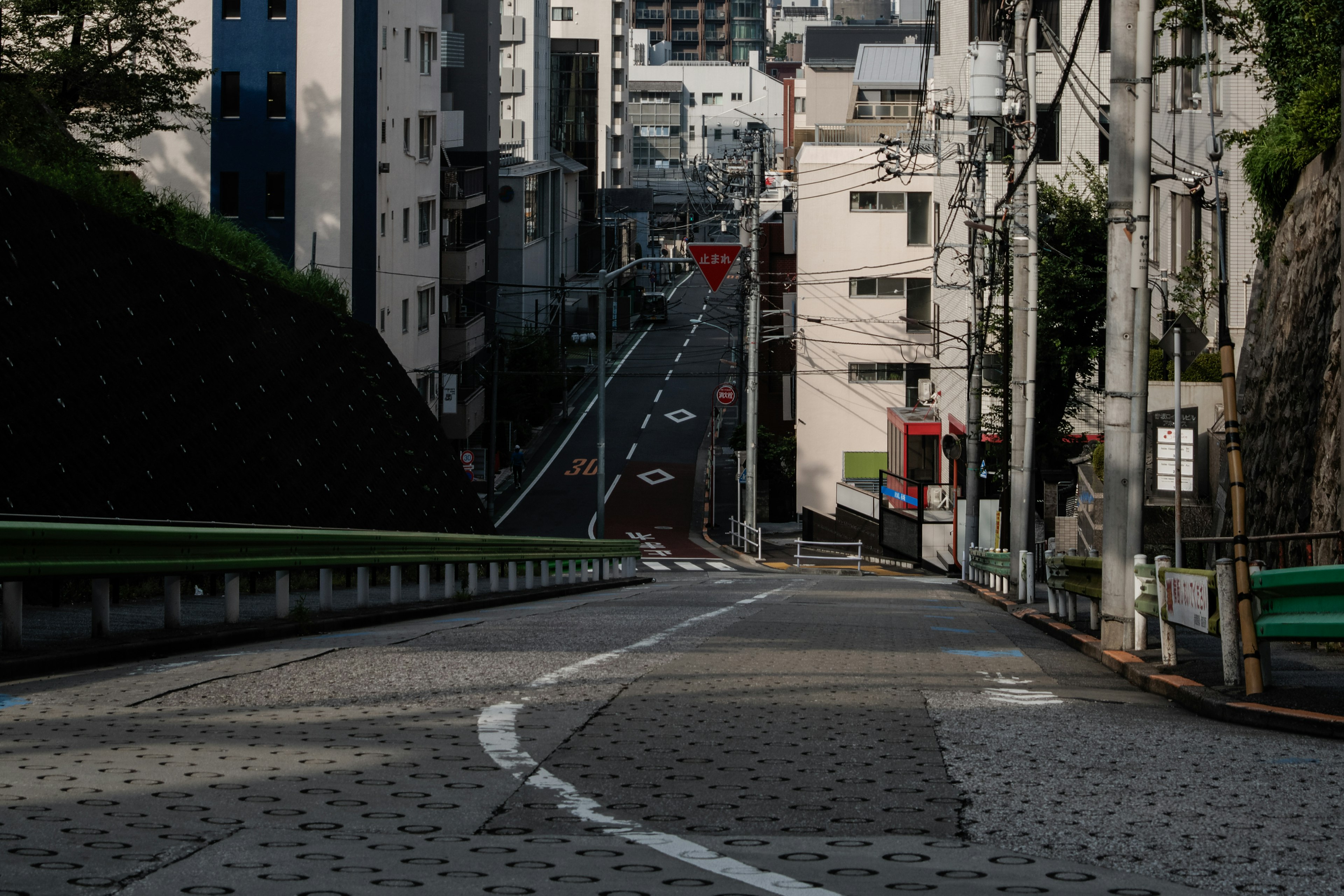 東京的一條靜謐街道和石磚路面