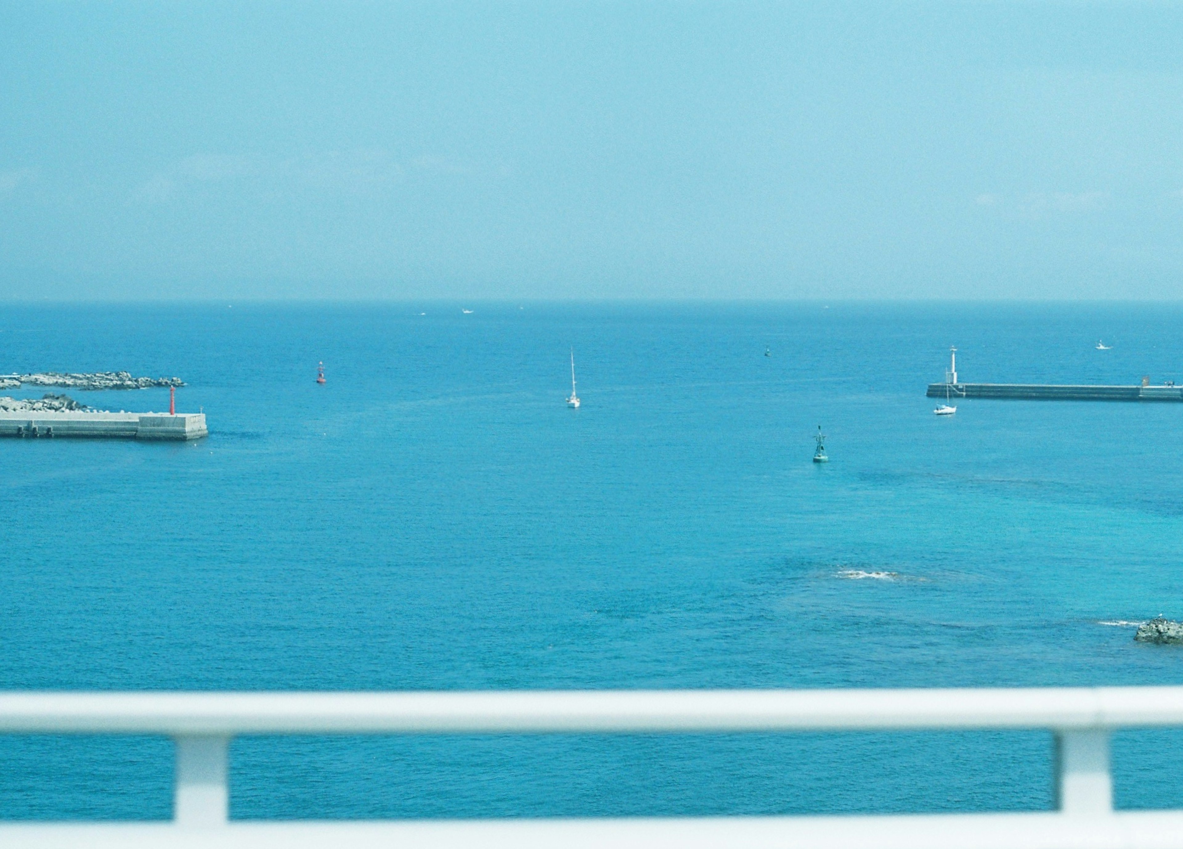 Schöne Meereslandschaft mit blauem Wasser und Segelbooten