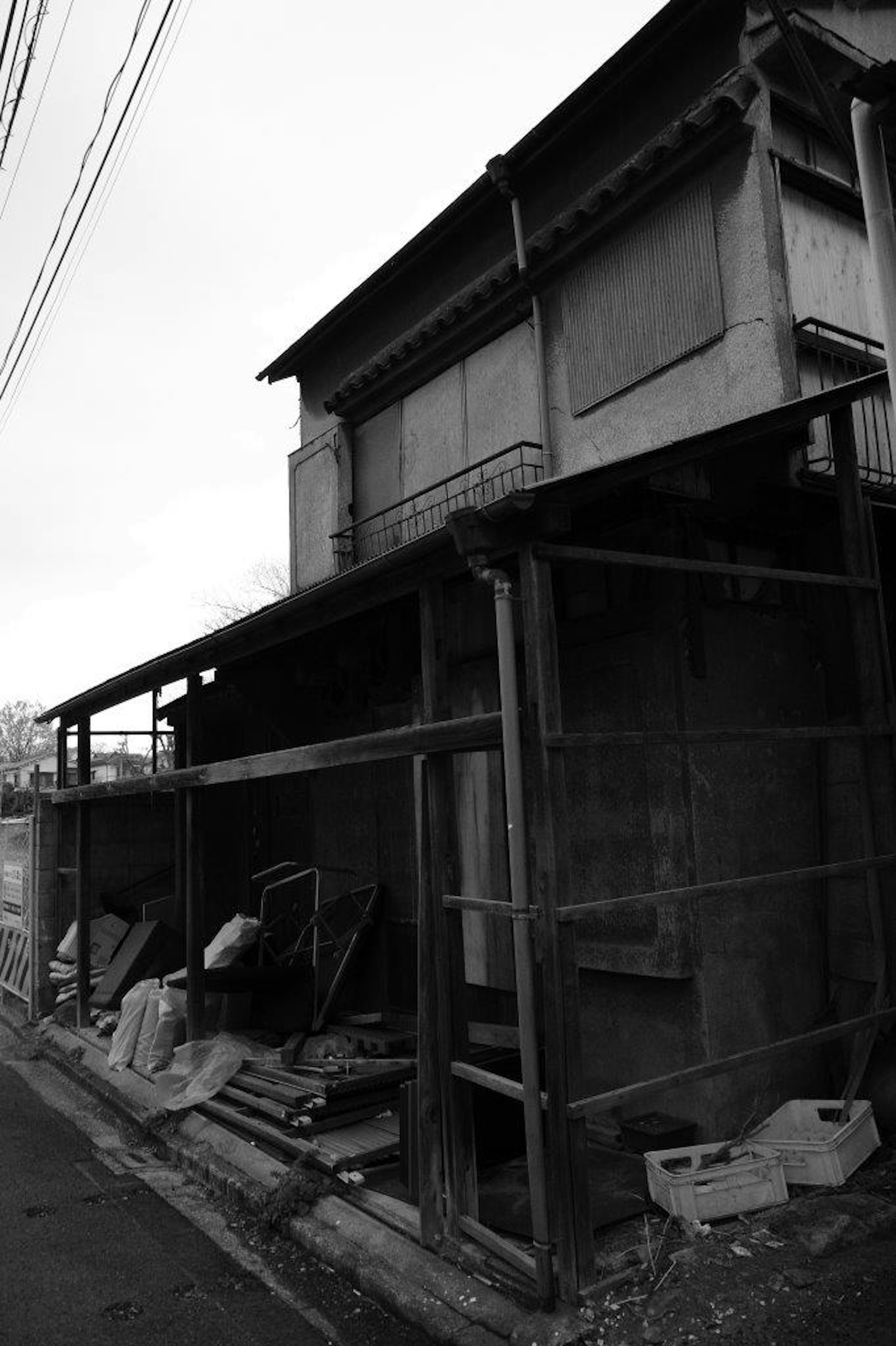 Ancien bâtiment avec débris dans la rue