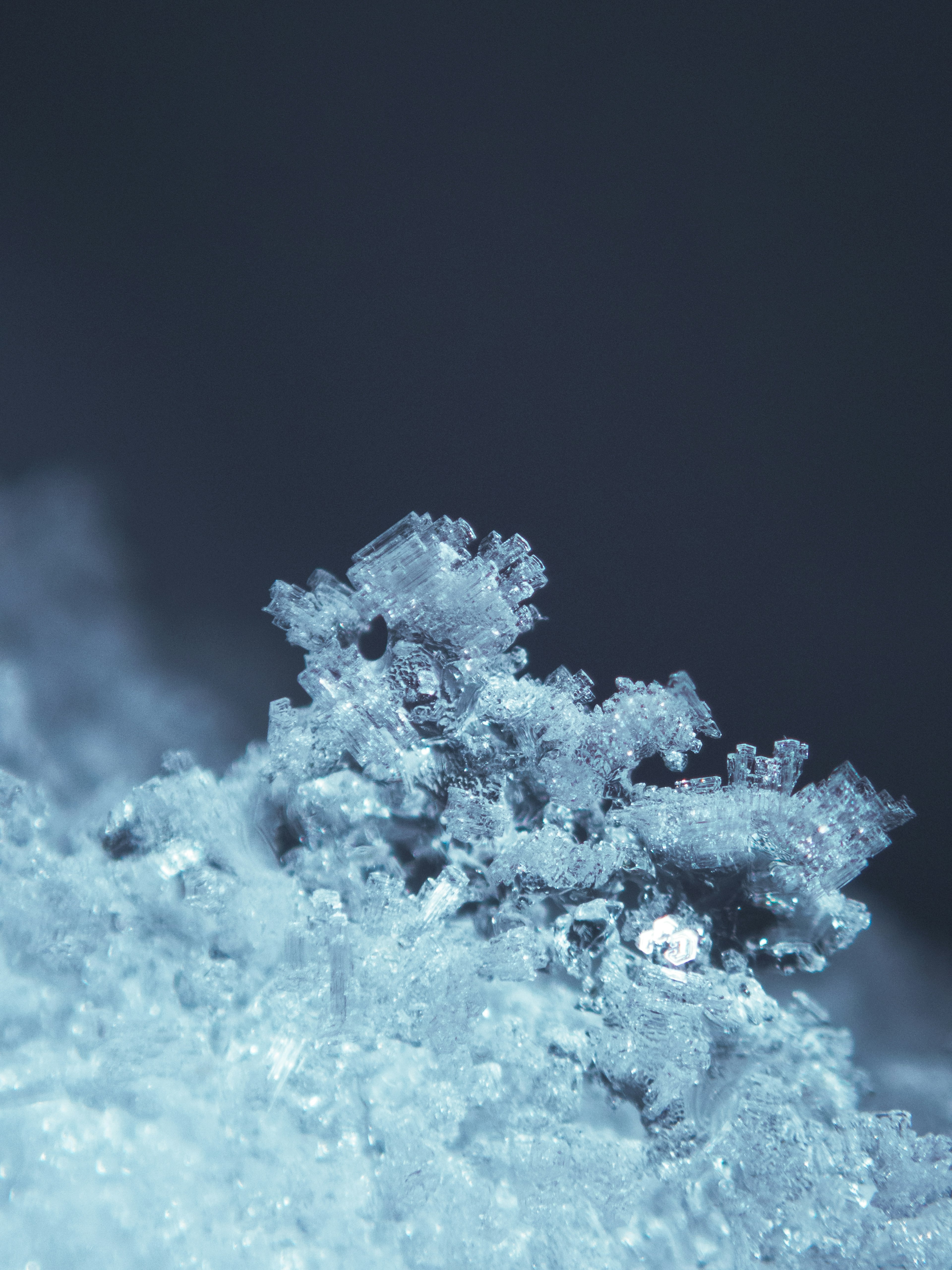 Primo piano di un fiocco di neve su sfondo blu