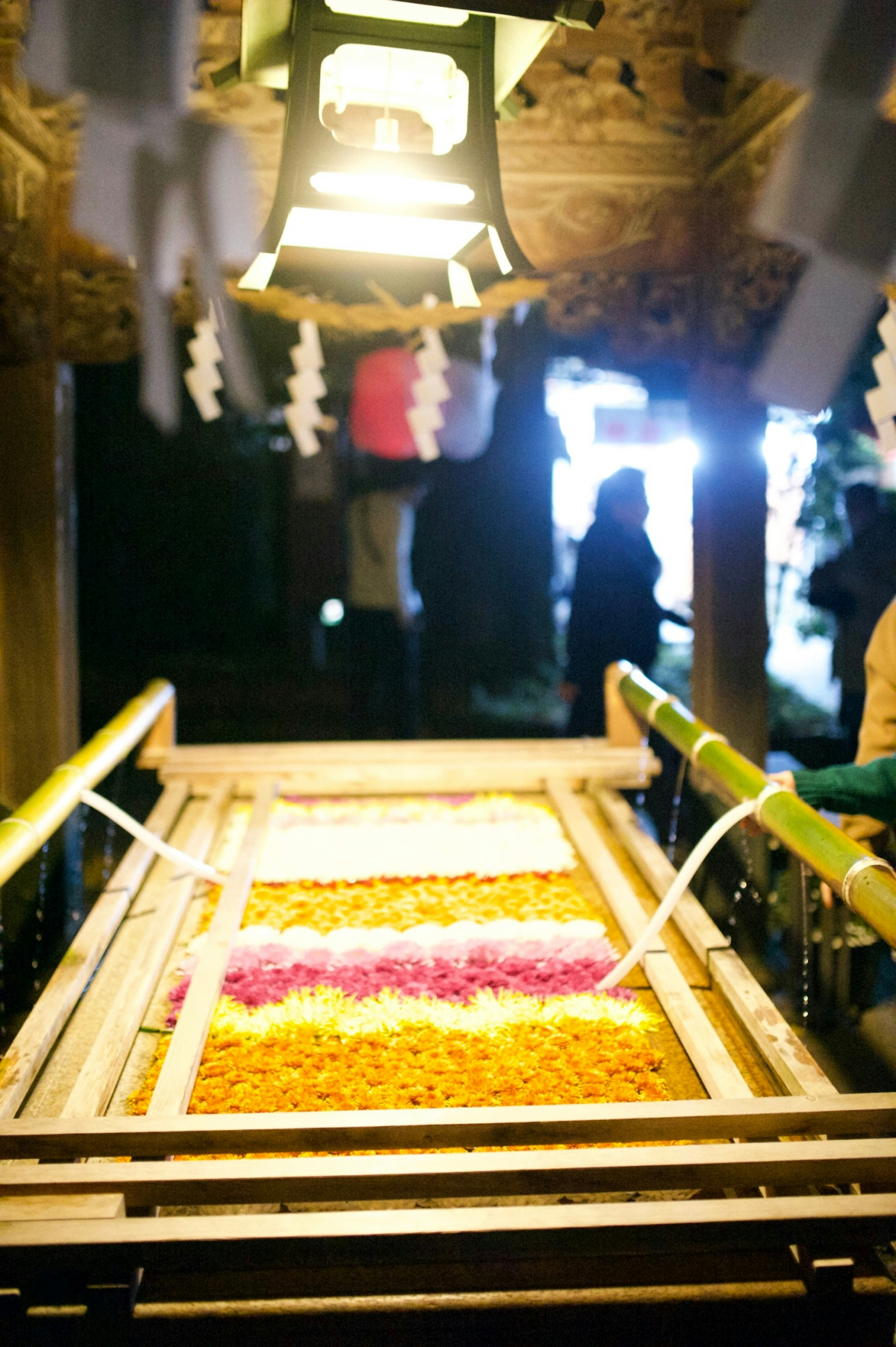 Arrangements floraux décoratifs sous la lumière des lanternes dans un sanctuaire la nuit