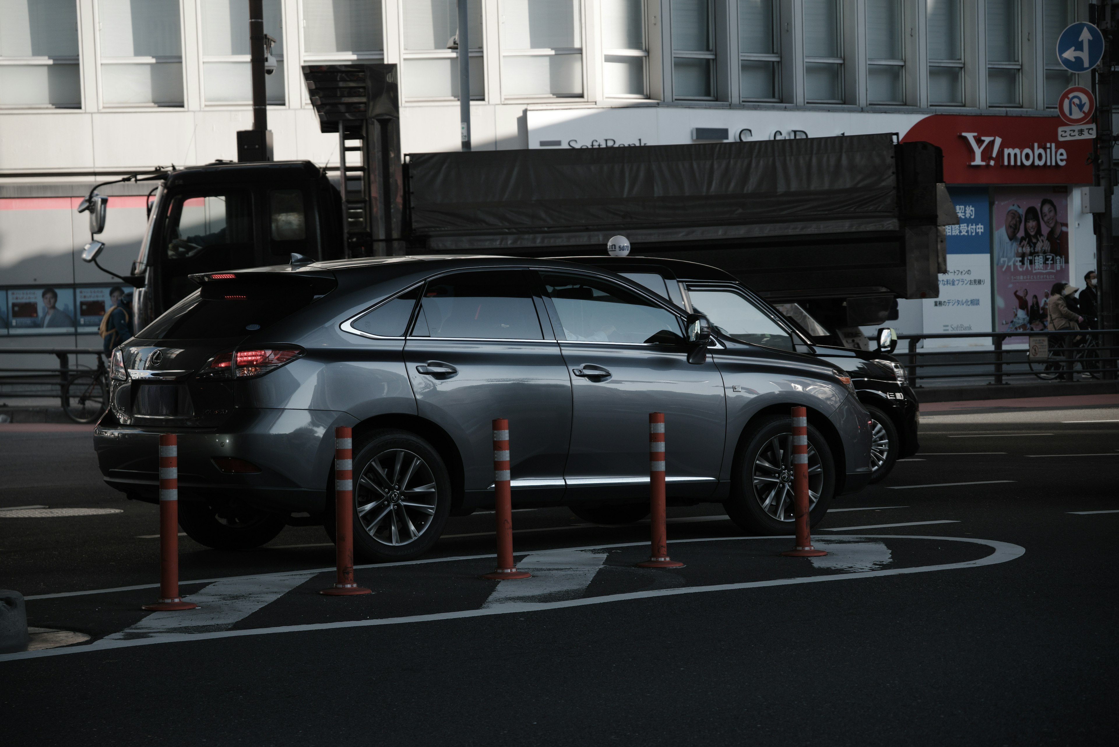 Schwarzer SUV im Verkehr mit Verkehrsleitkegeln geparkt