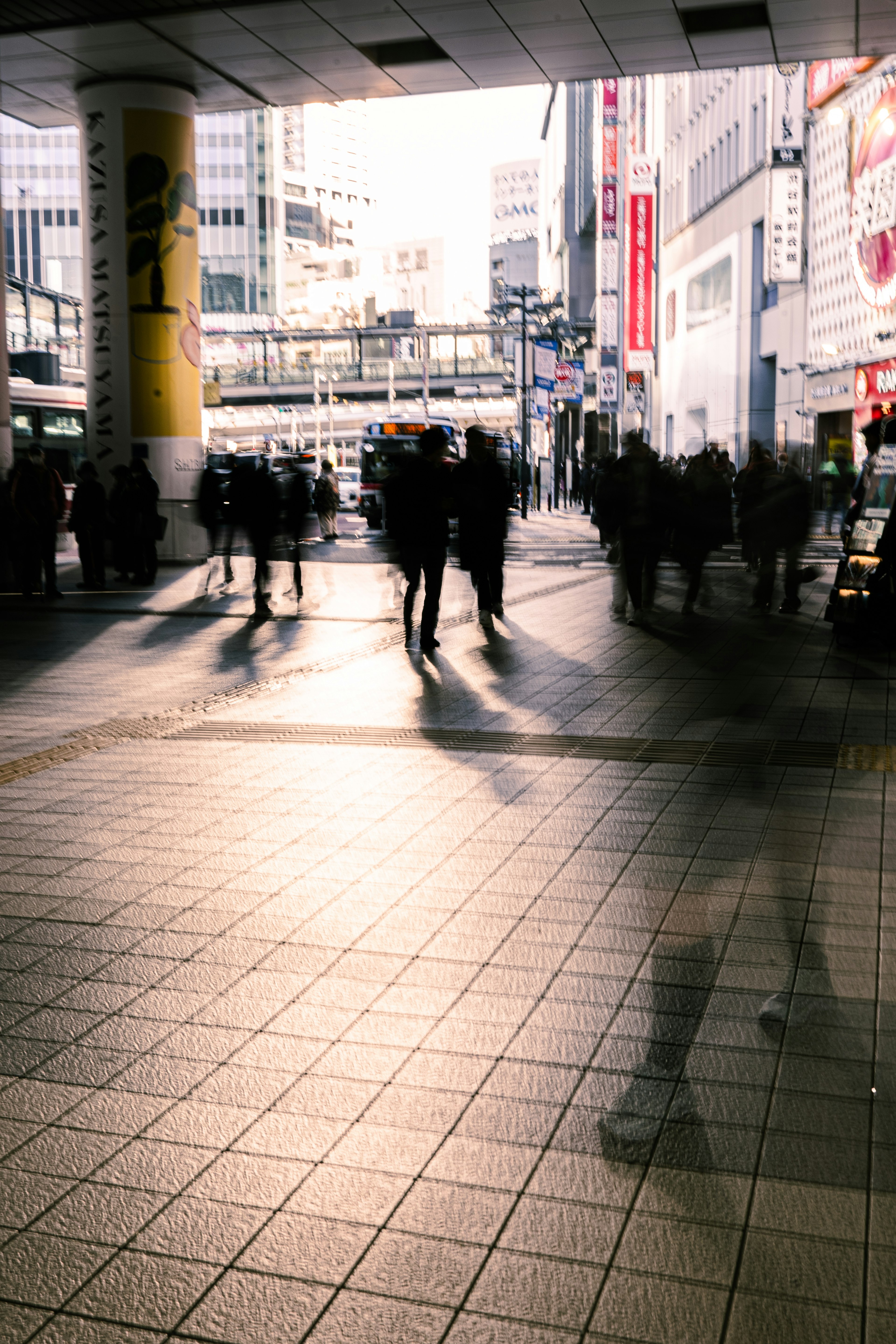 Incrocio urbano con persone che camminano e ombre