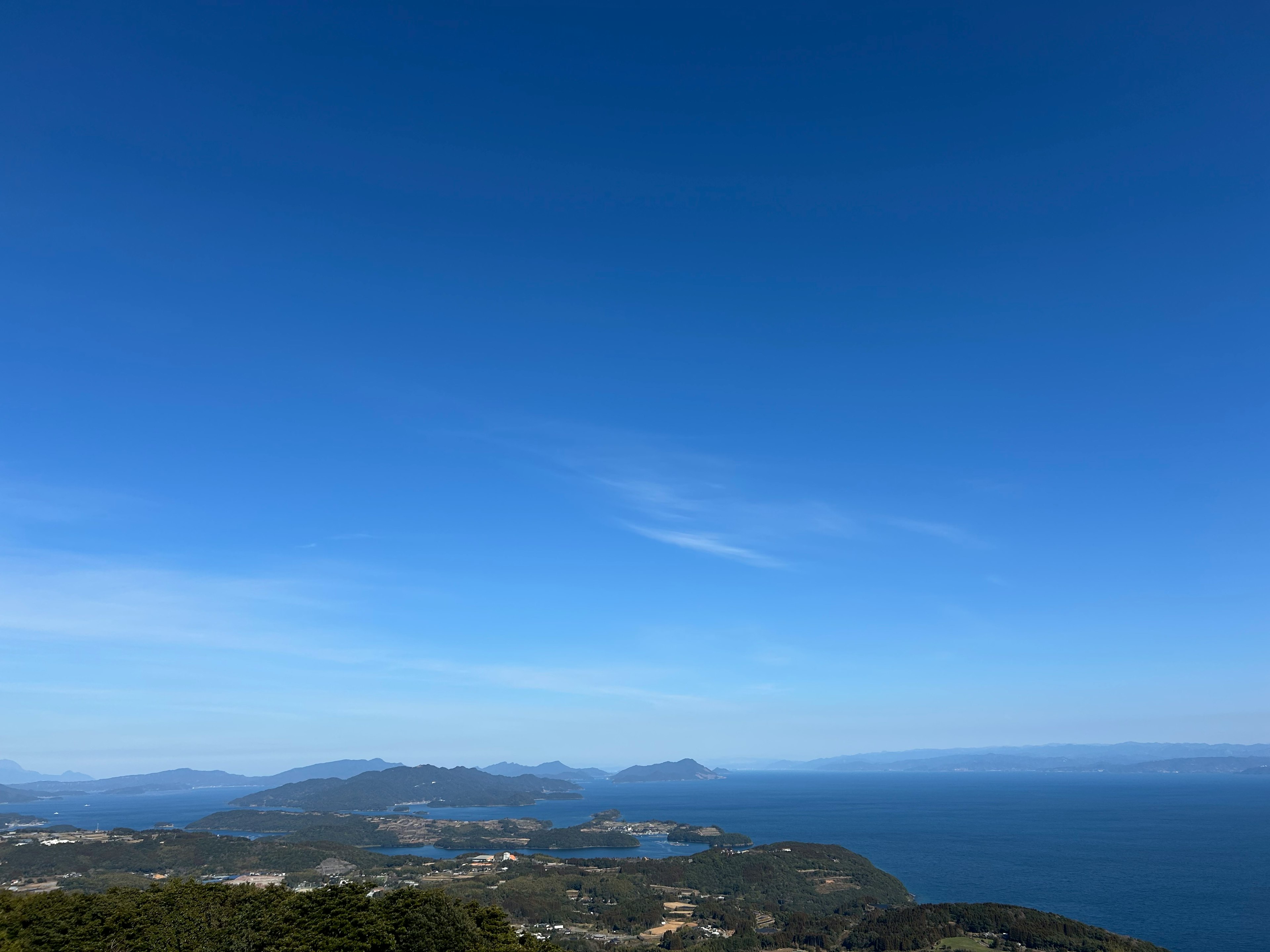 Vista panoramica di cielo blu e oceano con montagne e costa