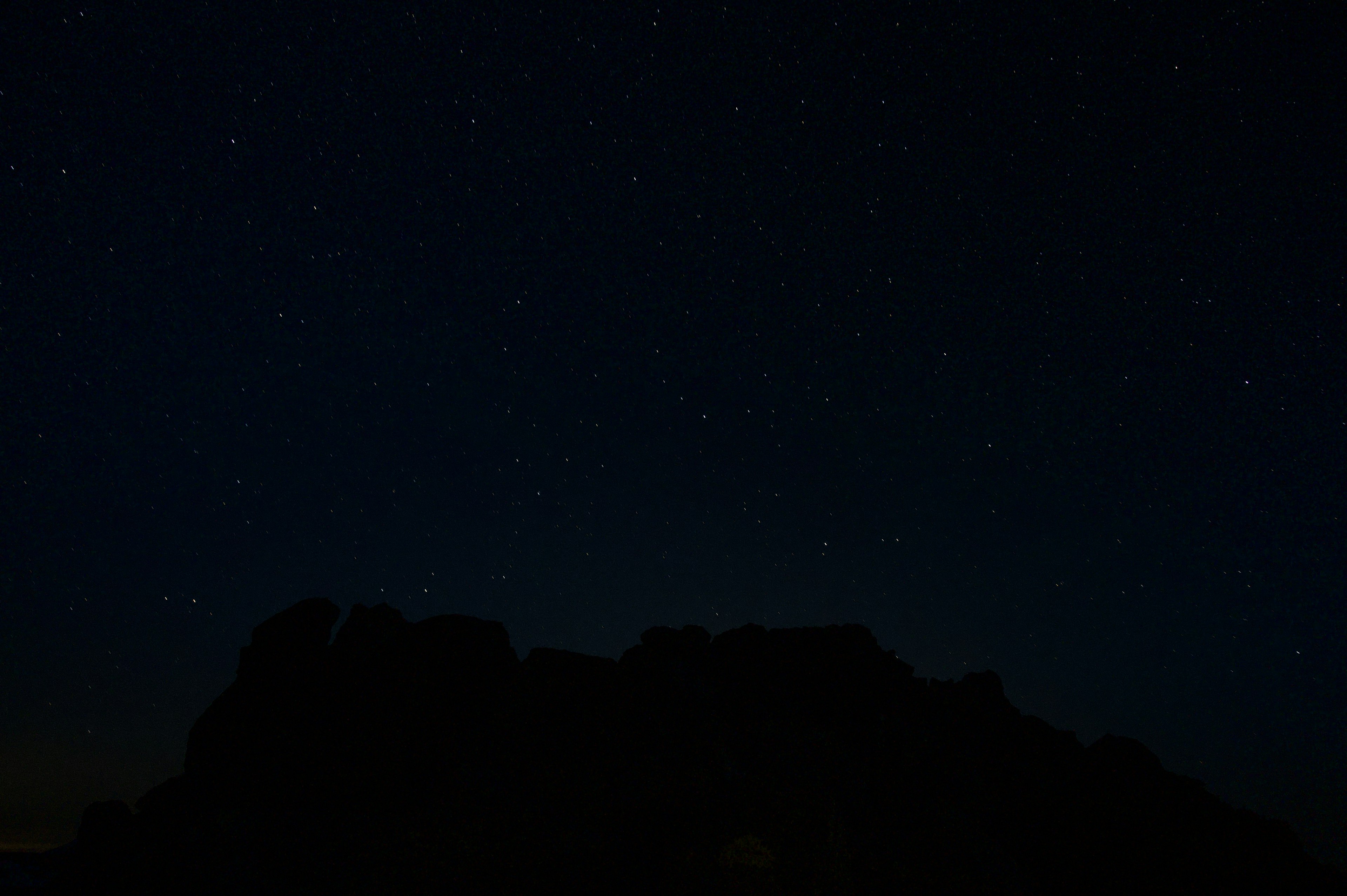 Cielo stellato con silhouette di montagne