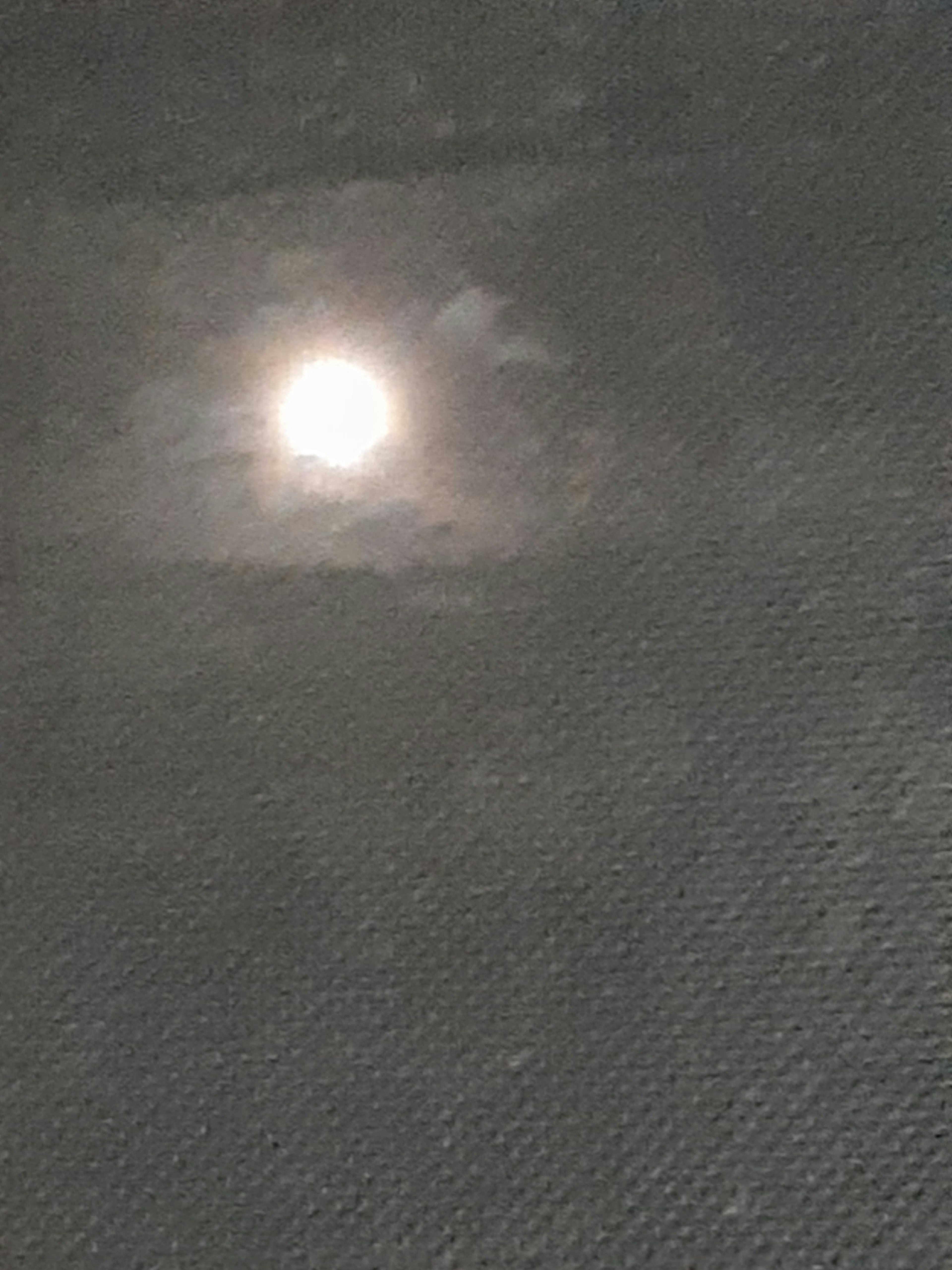 Lune partiellement obscurcie par des nuages dans un ciel nocturne