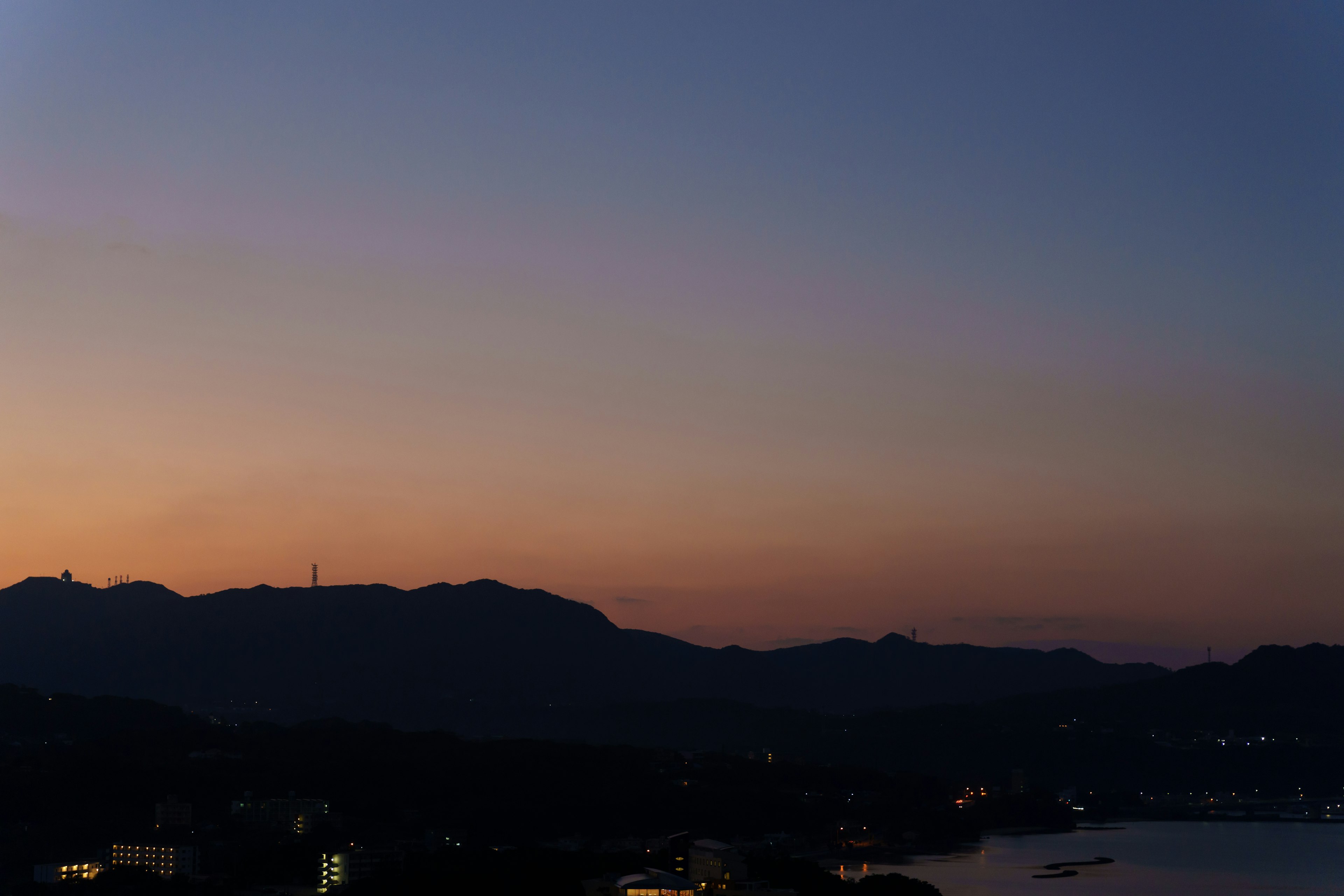 Schöne Landschaft mit Sonnenuntergangshimmel und Silhouetten von Bergen