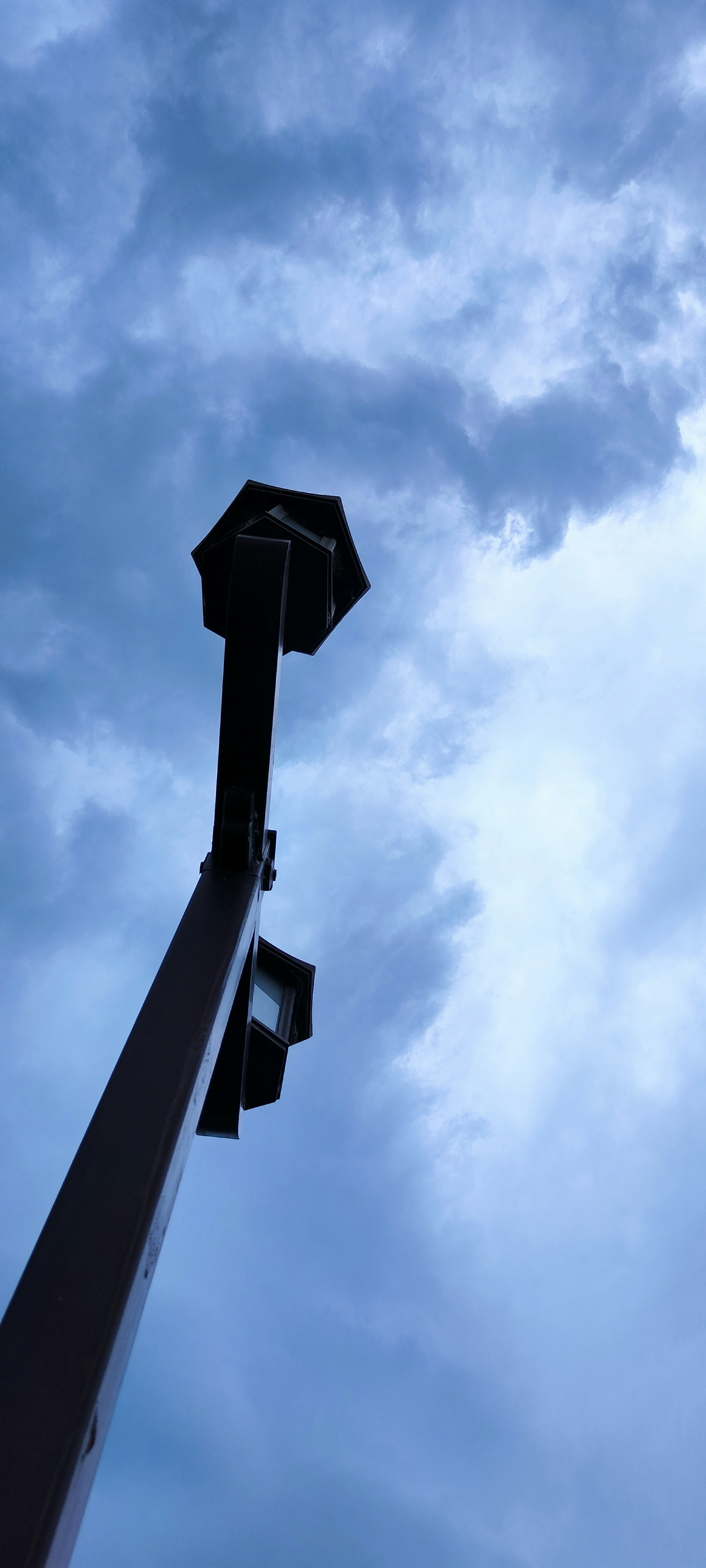 Primer plano de una farola bajo un cielo azul