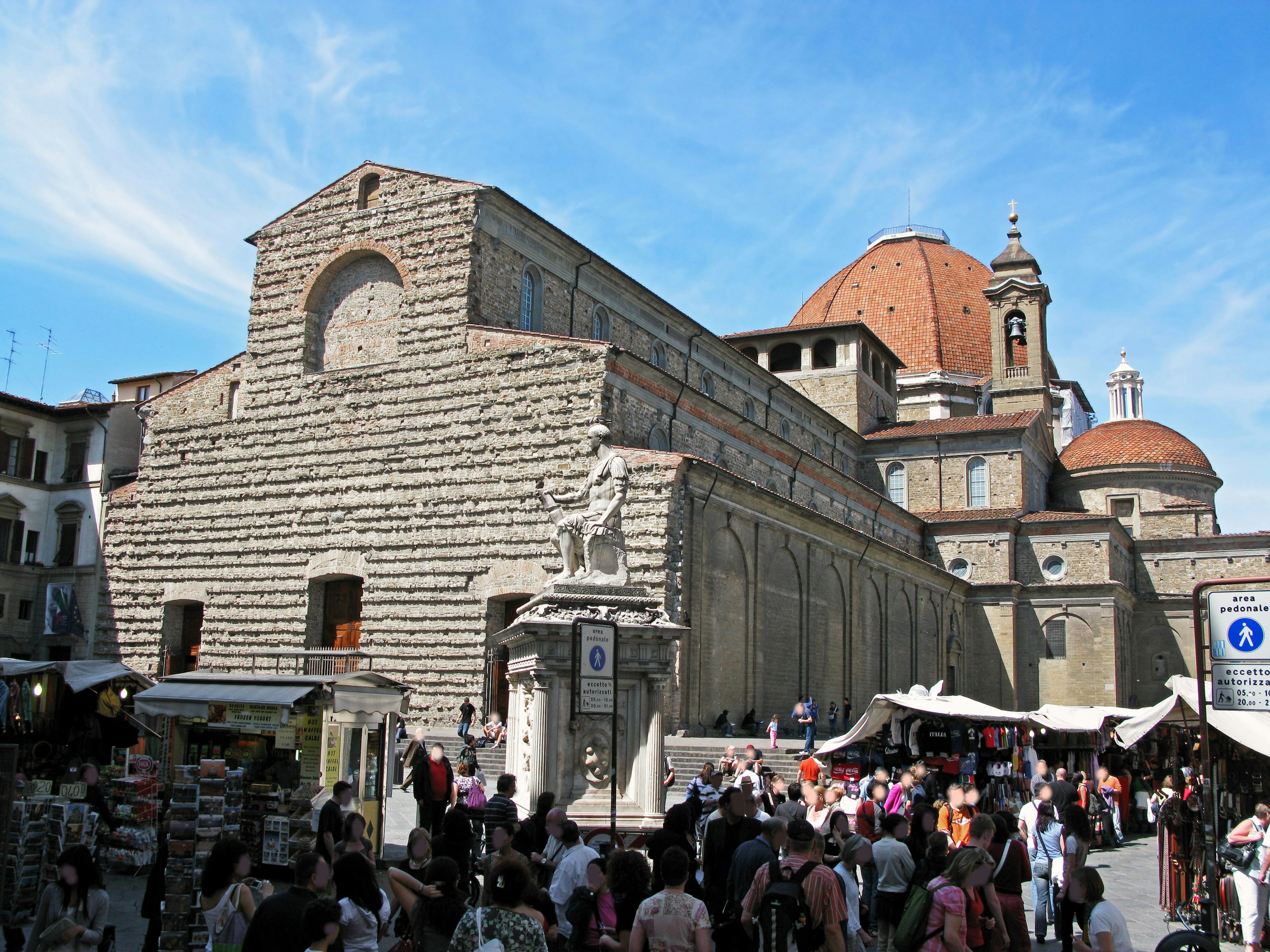 Vue de la grande église à Florence avec une place animée