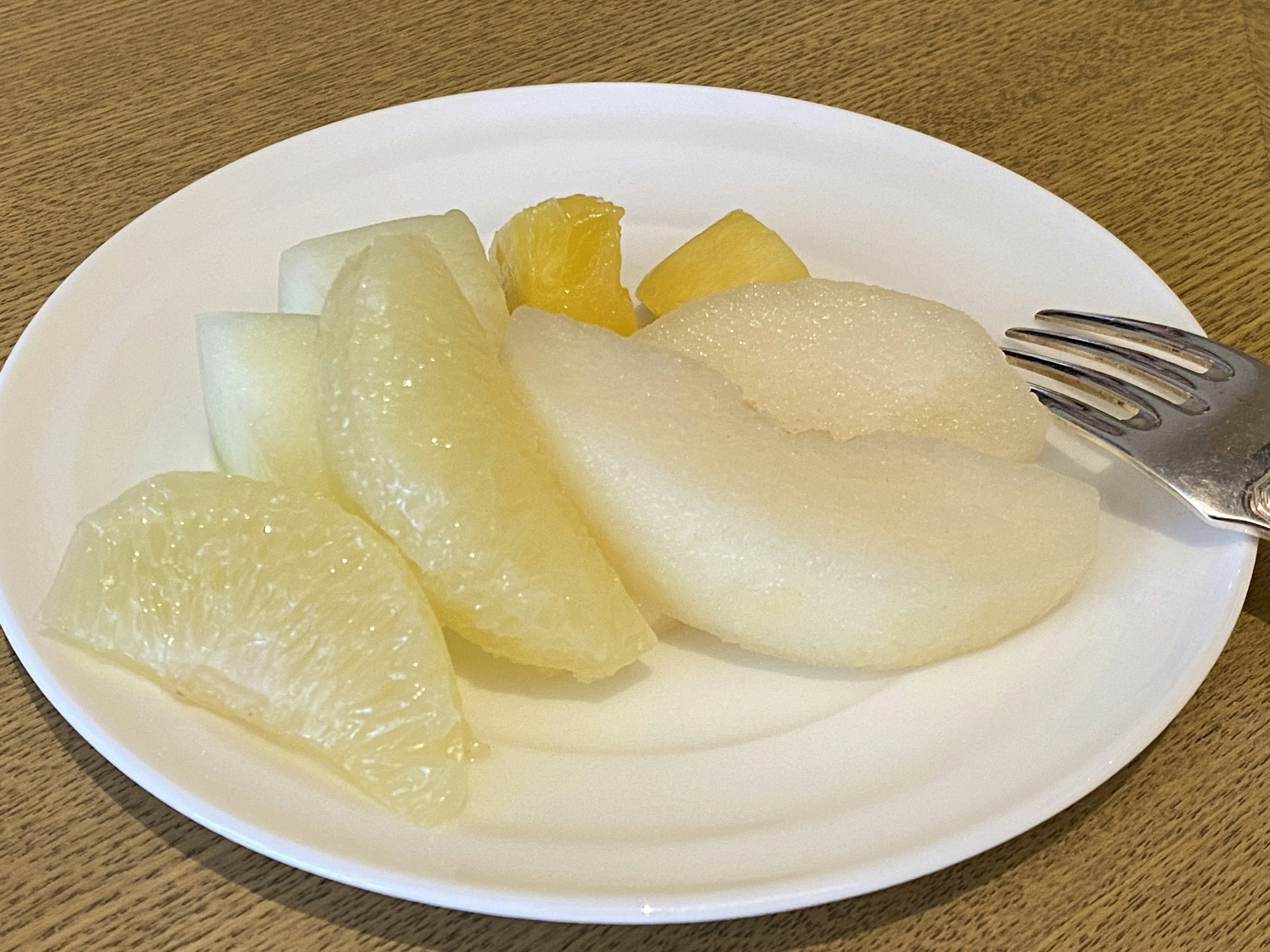 Rodajas de frutas variadas en un plato blanco