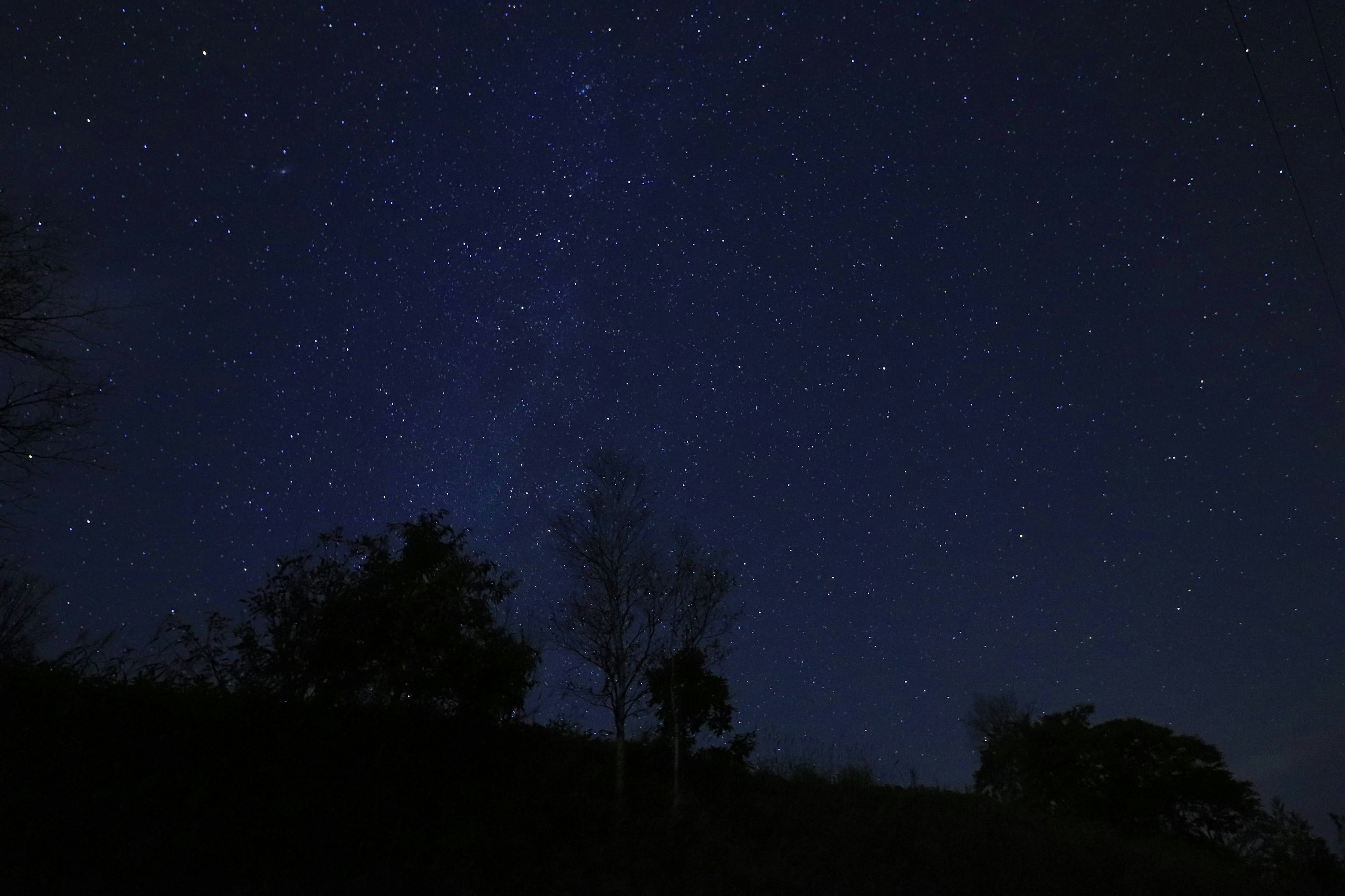 Una vista impresionante de un cielo estrellado lleno de estrellas centelleantes