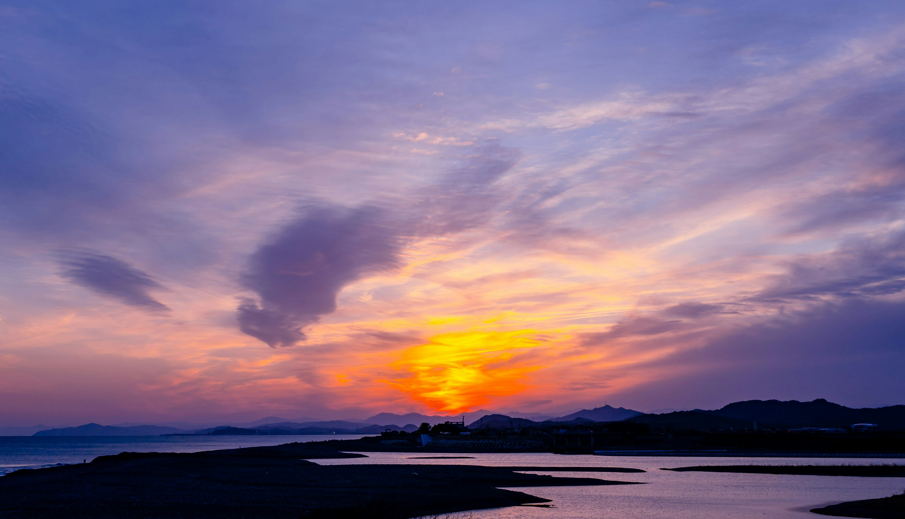 Stupendo tramonto su un paesaggio costiero con colori vivaci