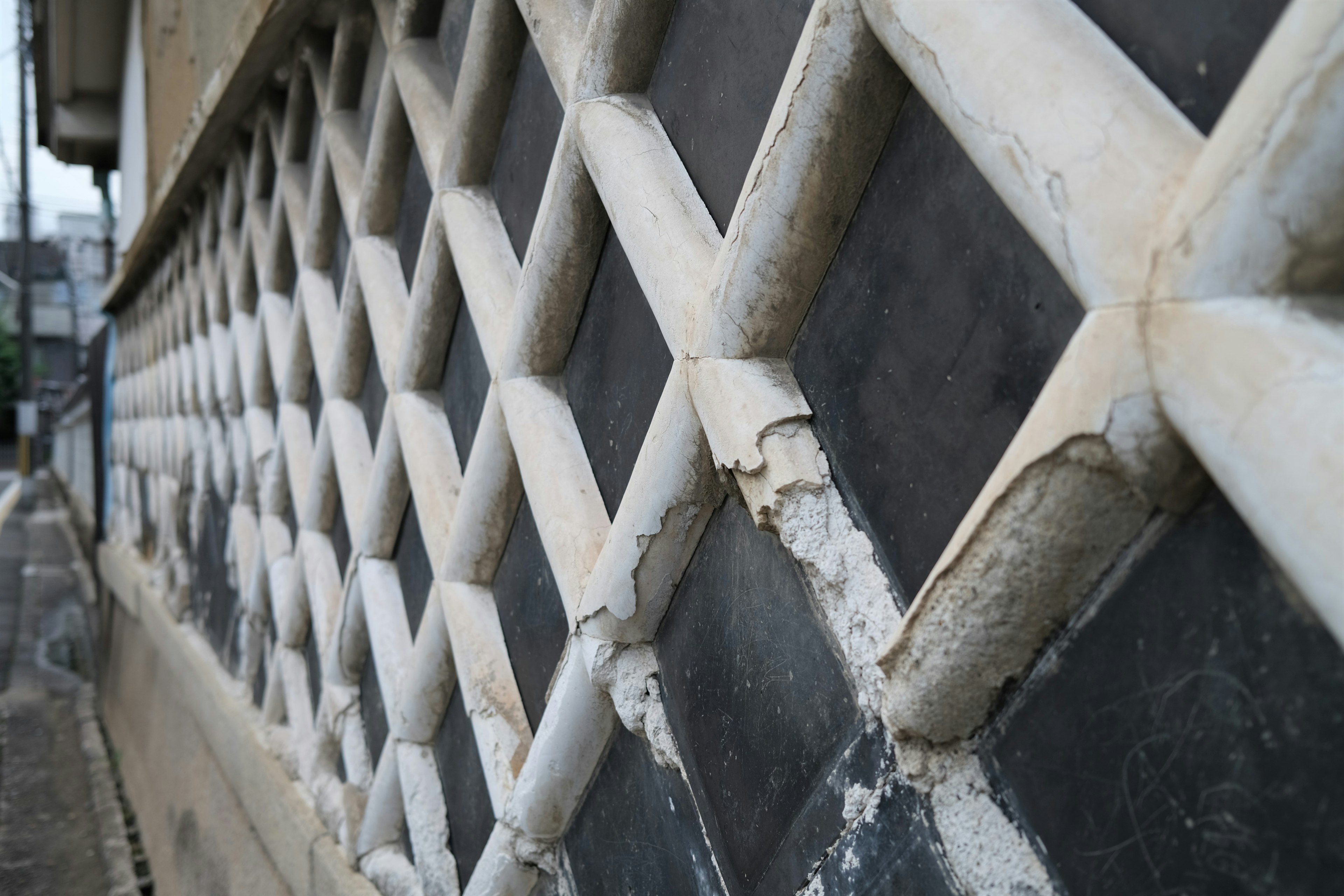 Unique diamond pattern on a wall with a cracked surface