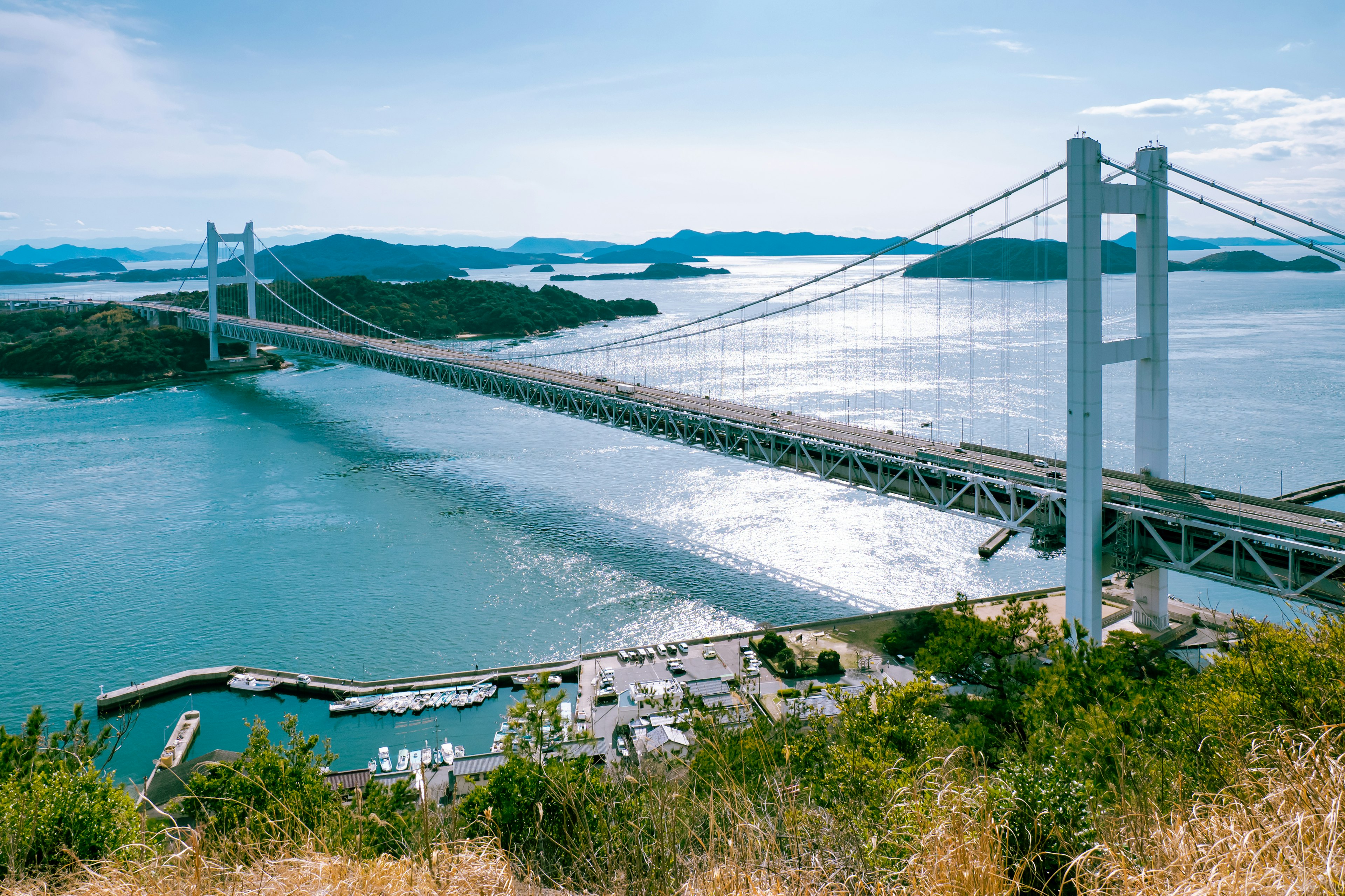 Malersicher Blick auf eine große Brücke über Wasser mit Bergen im Hintergrund