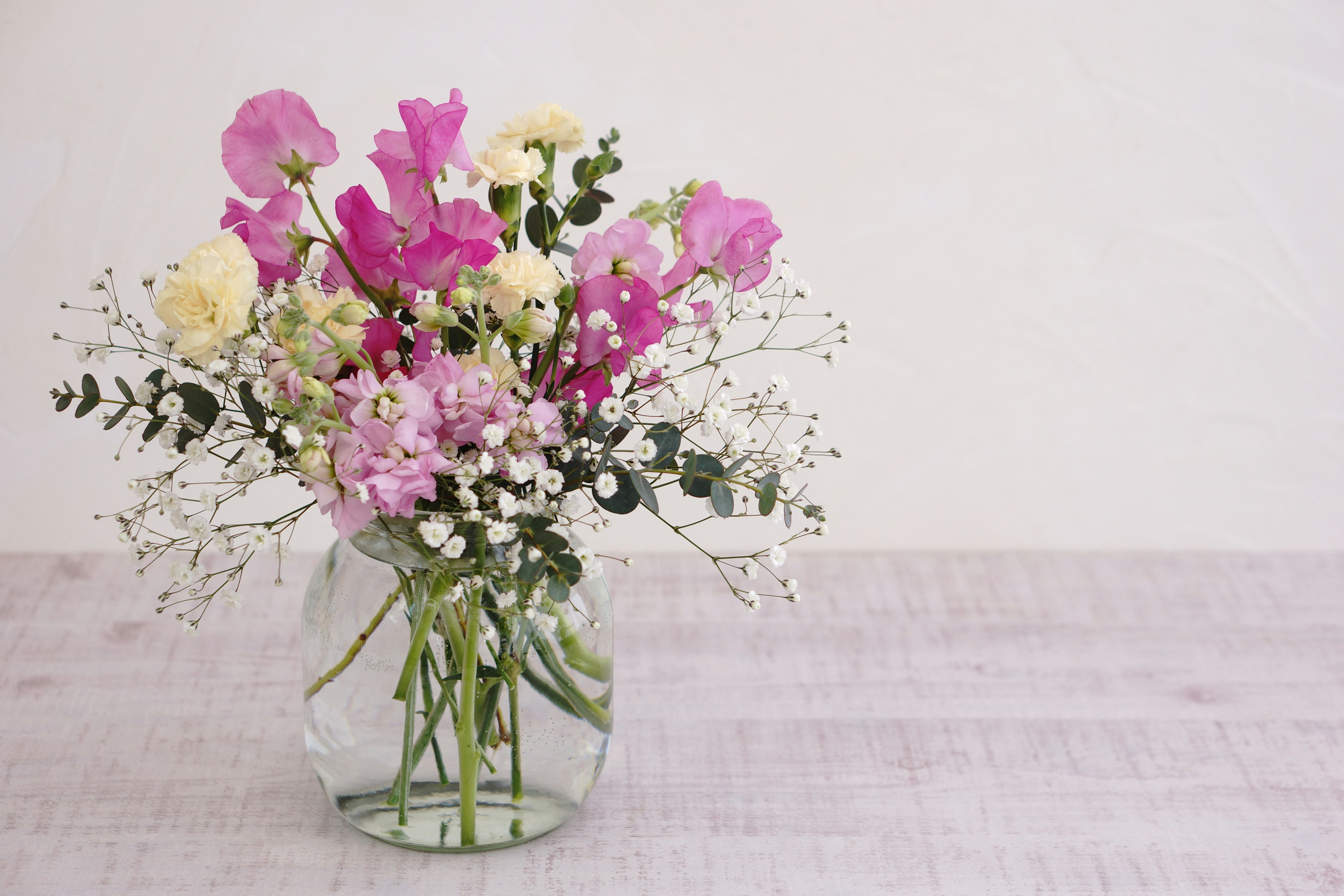 Bunte Blumenarrangement in einer klaren Glasvase