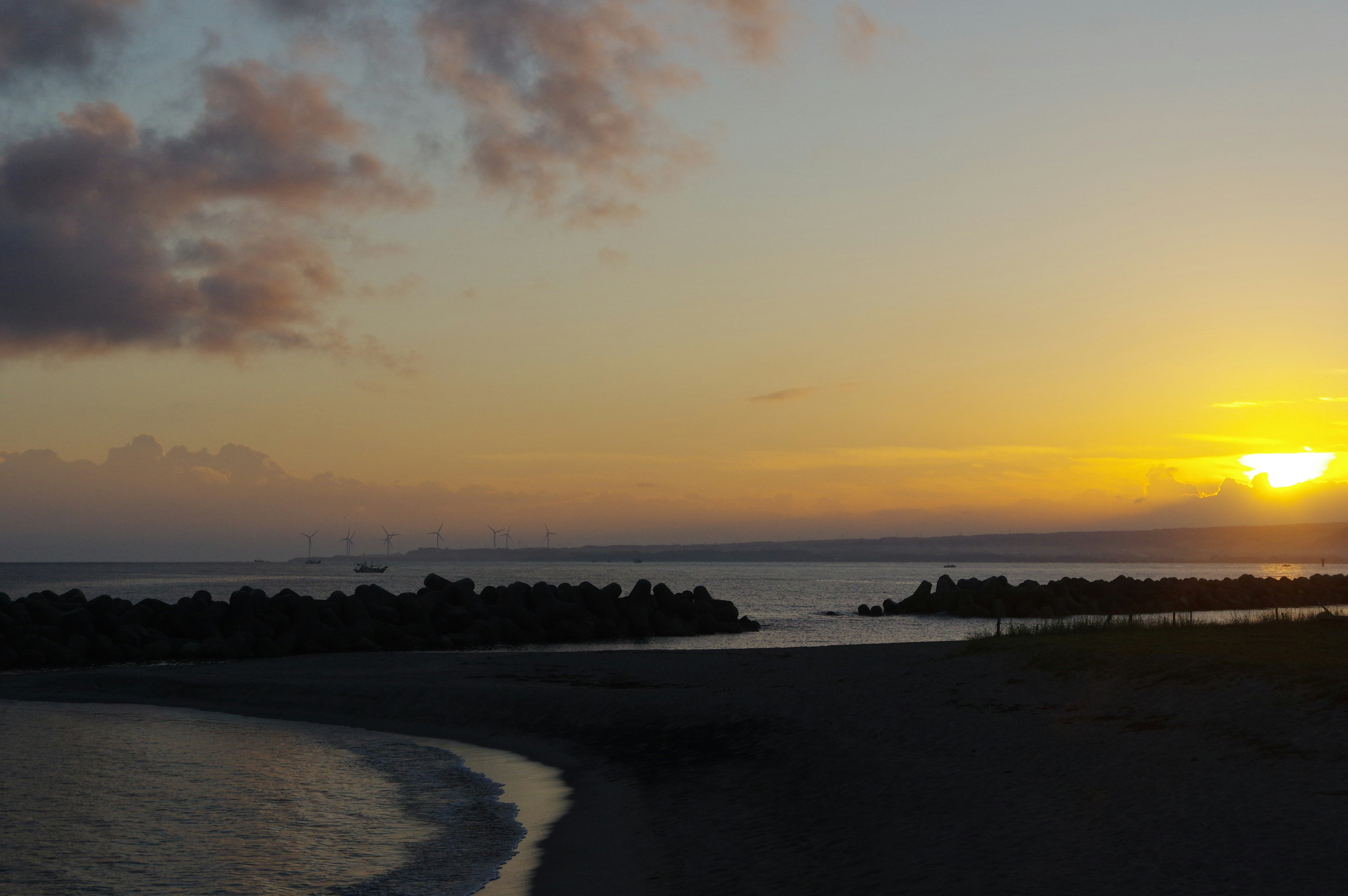 美麗的海上日落景觀，沙灘和海浪