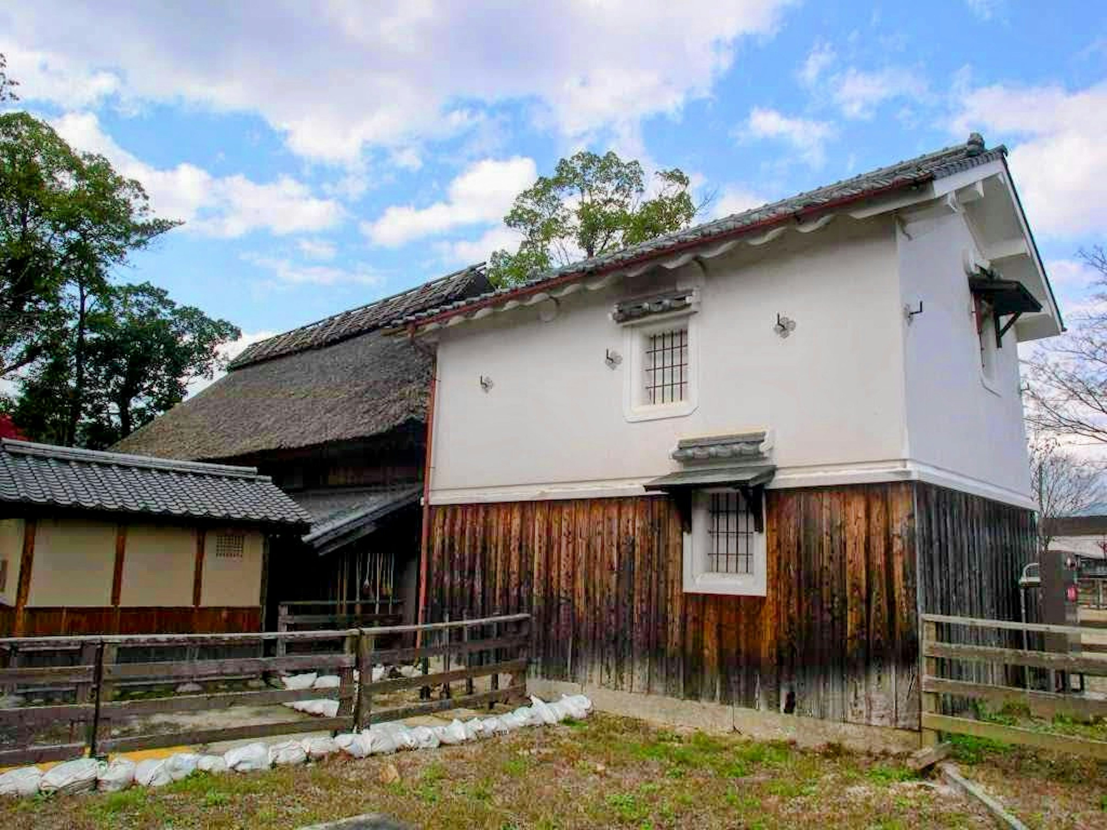 Ferme japonaise traditionnelle avec des éléments en bois et ciel bleu