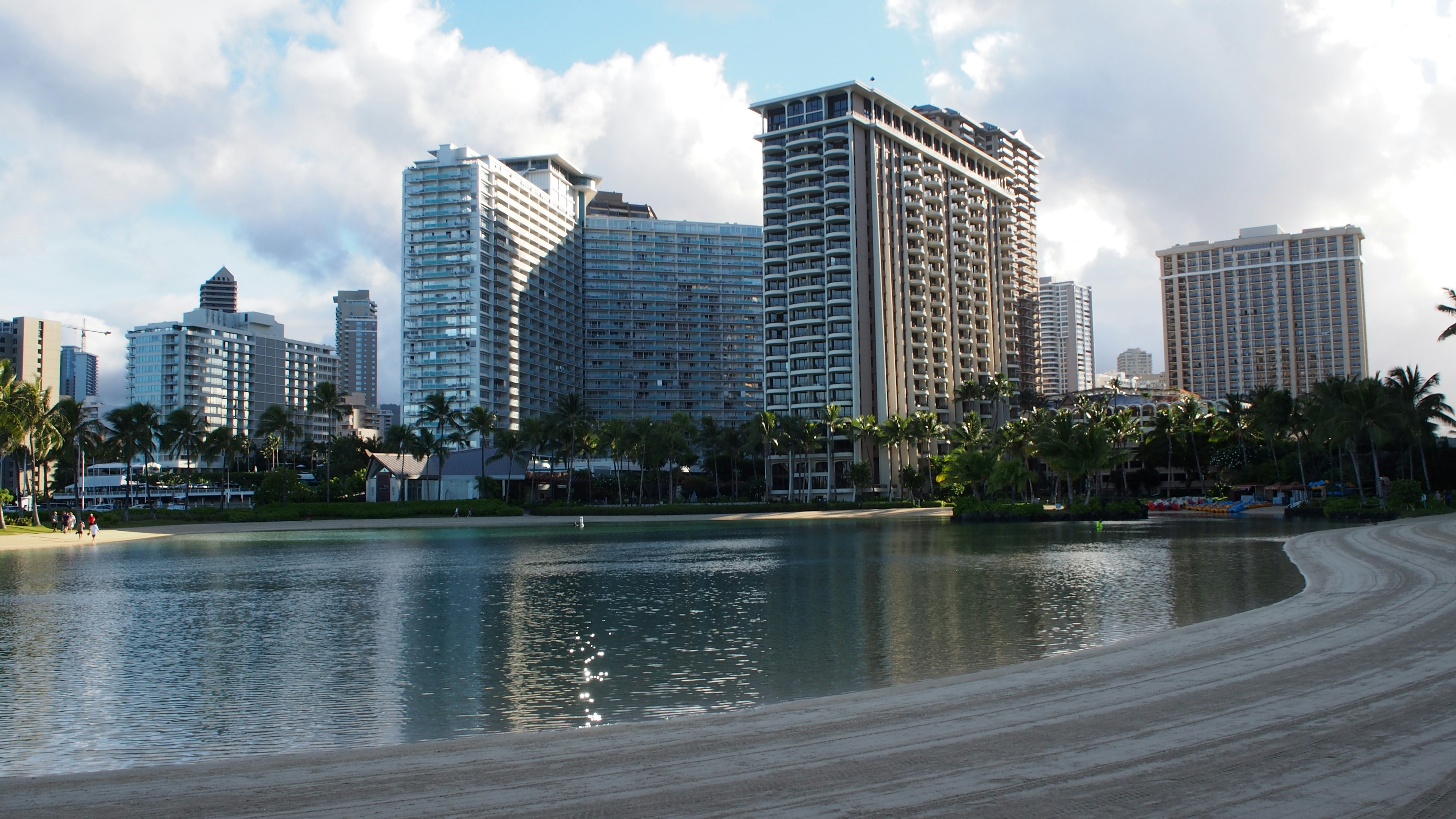 Paesaggio urbano delle Hawaii con grattacieli e un lago tranquillo