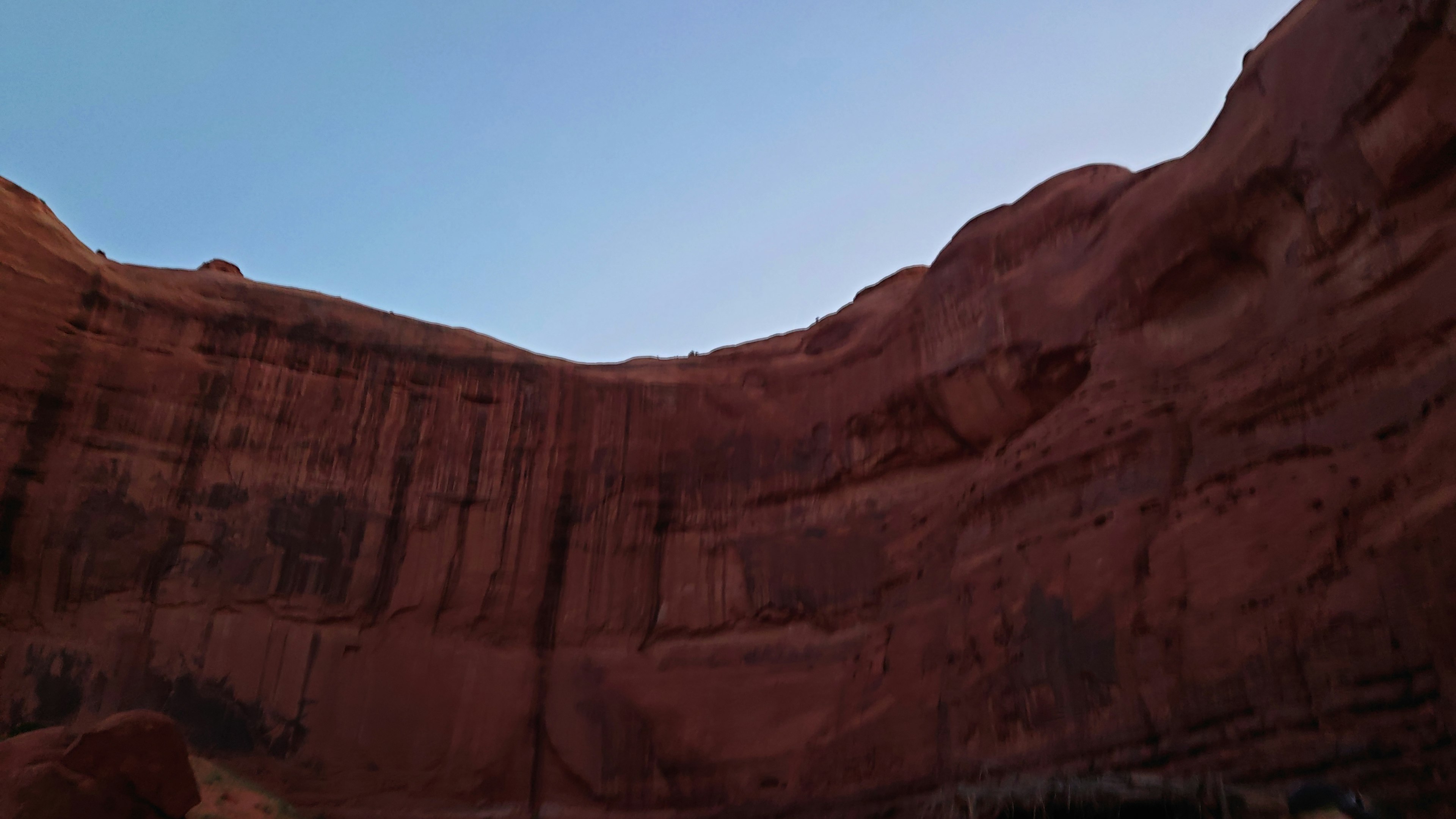 Formations rocheuses rouges sous un ciel bleu clair