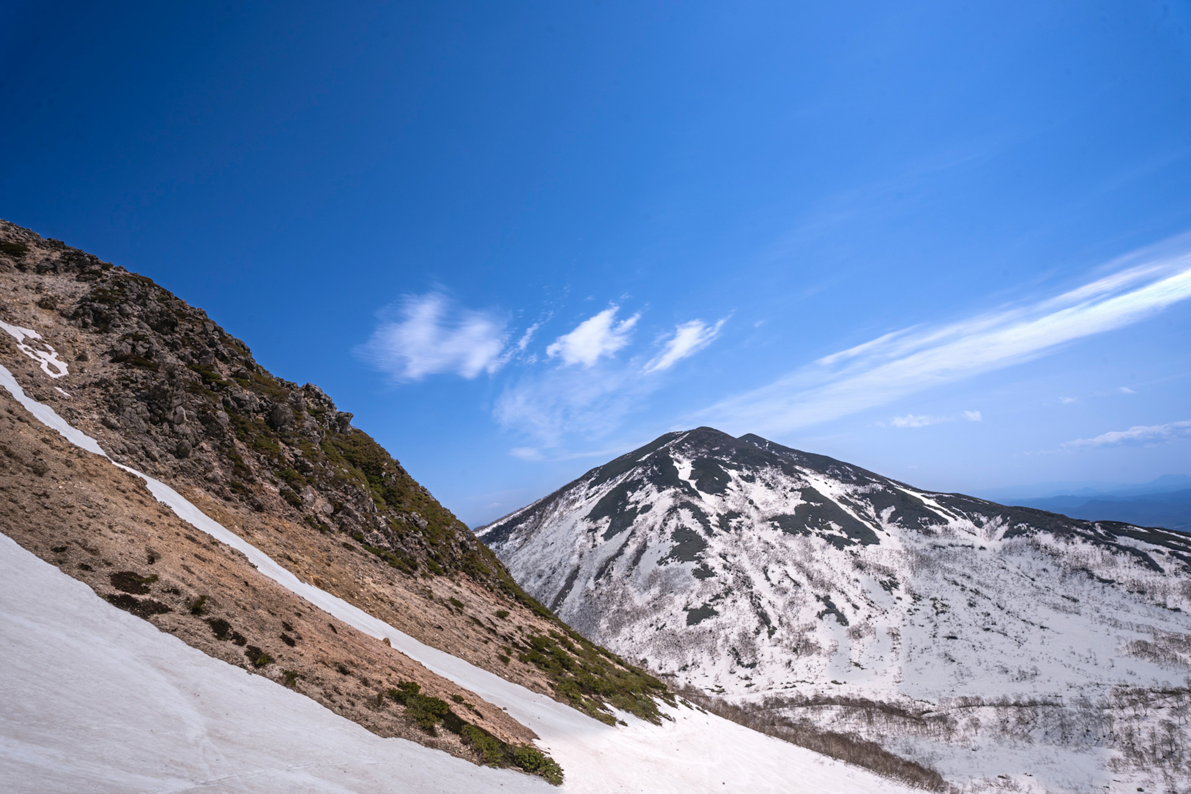 雪に覆われた山と青い空の風景