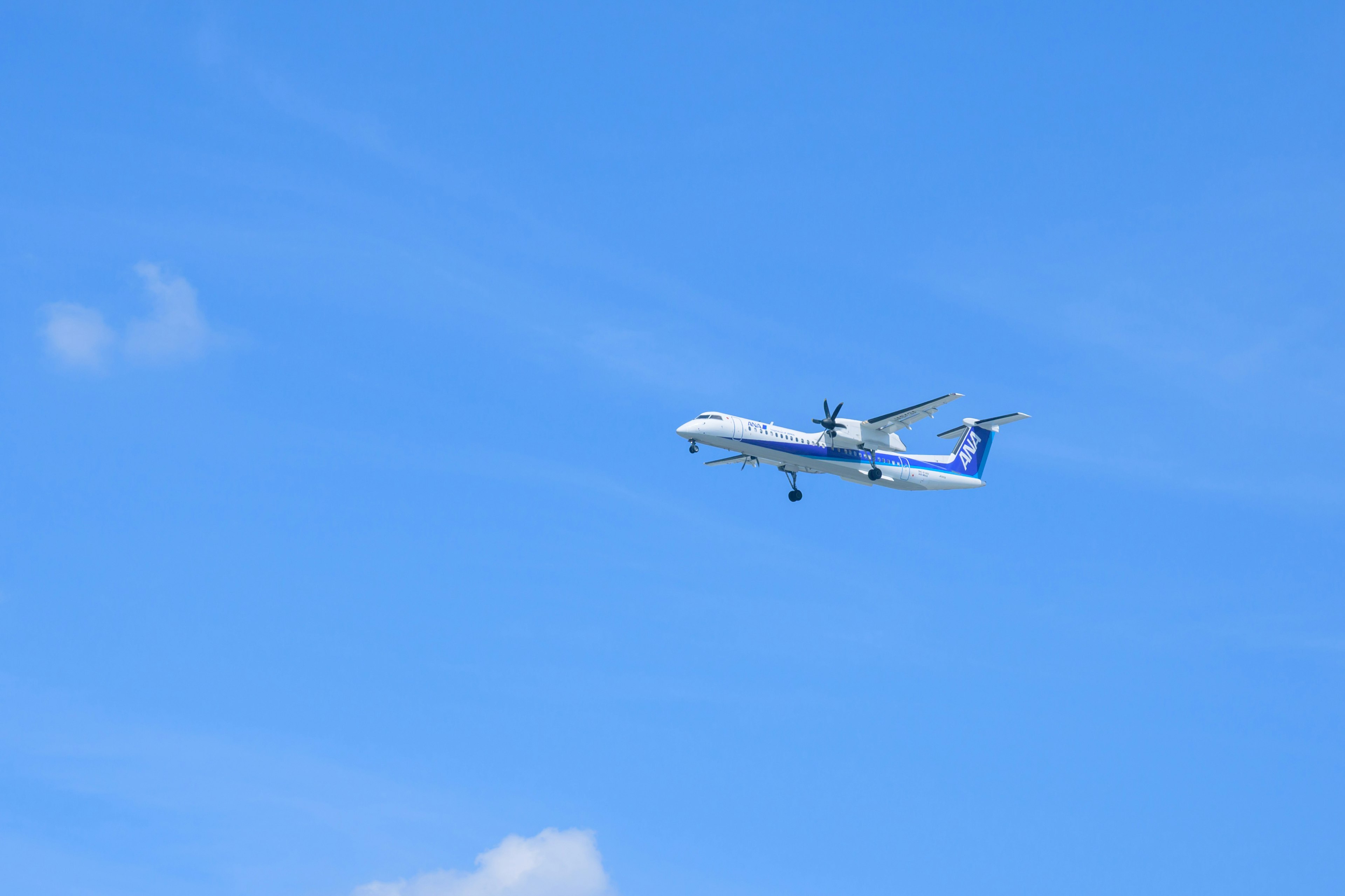 Ein kleines Flugzeug fliegt gegen einen blauen Himmel