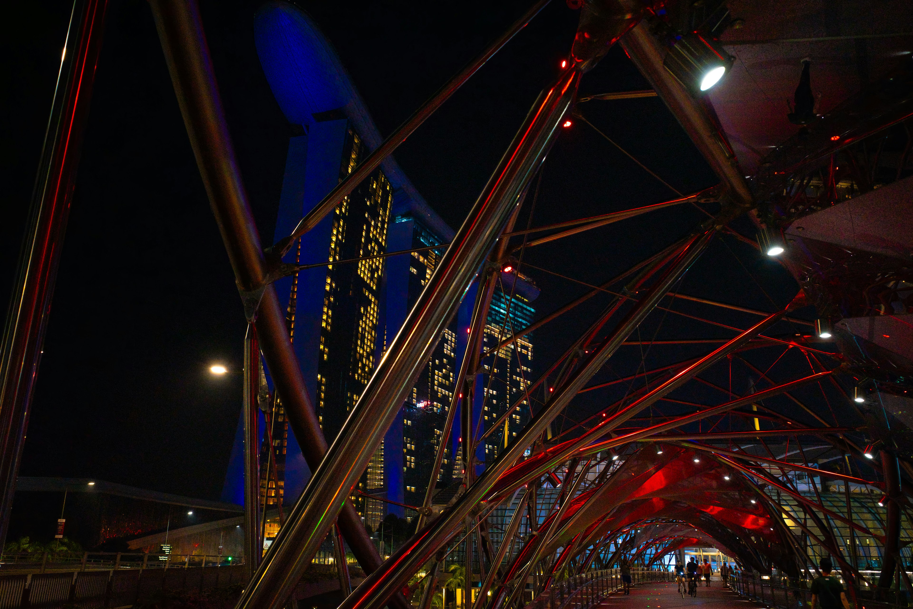 Structures architecturales modernes et cadre en acier dans un paysage urbain nocturne