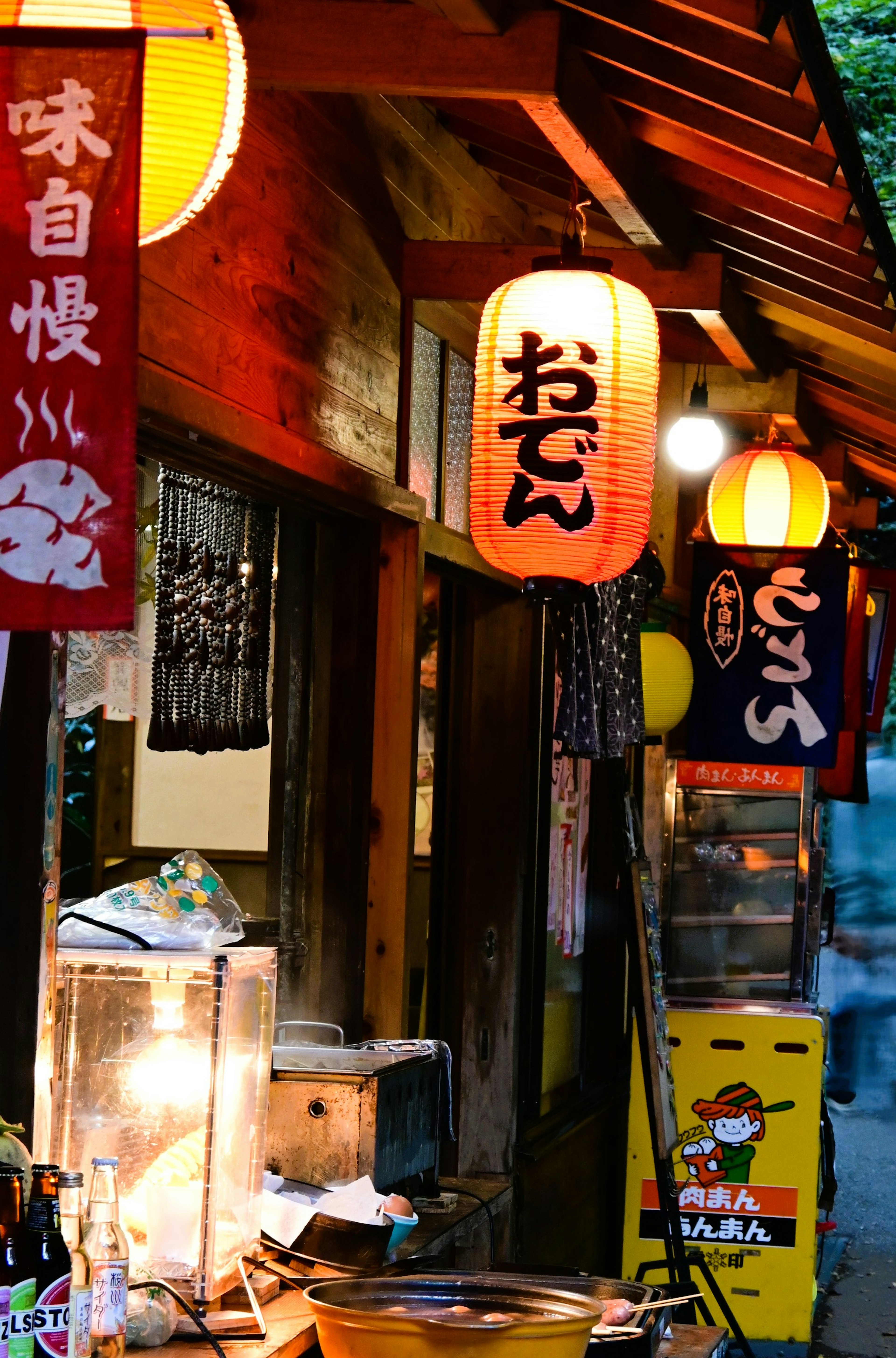 日本の屋台の外観で提灯が照らされている