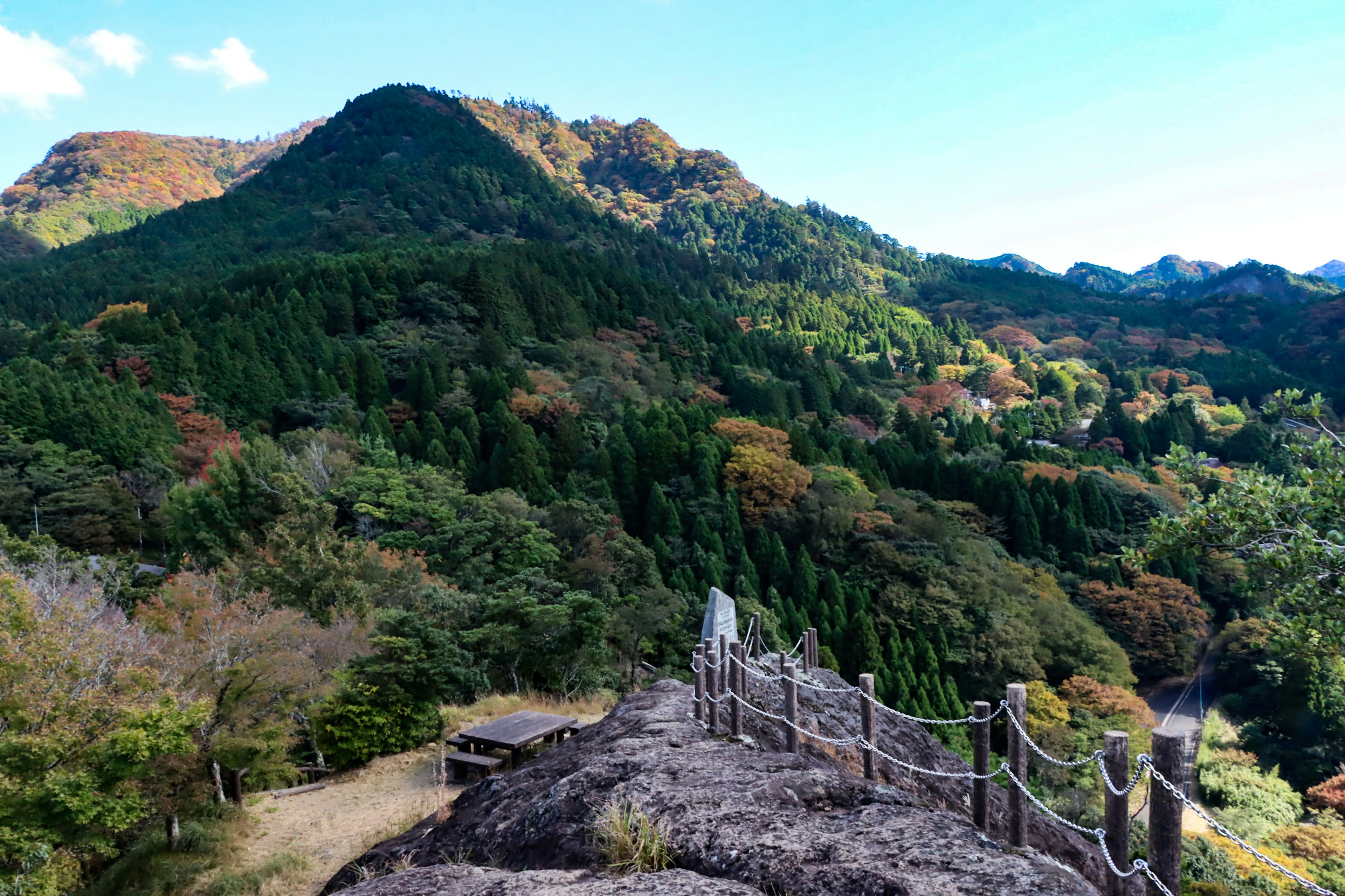 Vista escénica de montañas y vegetación exuberante