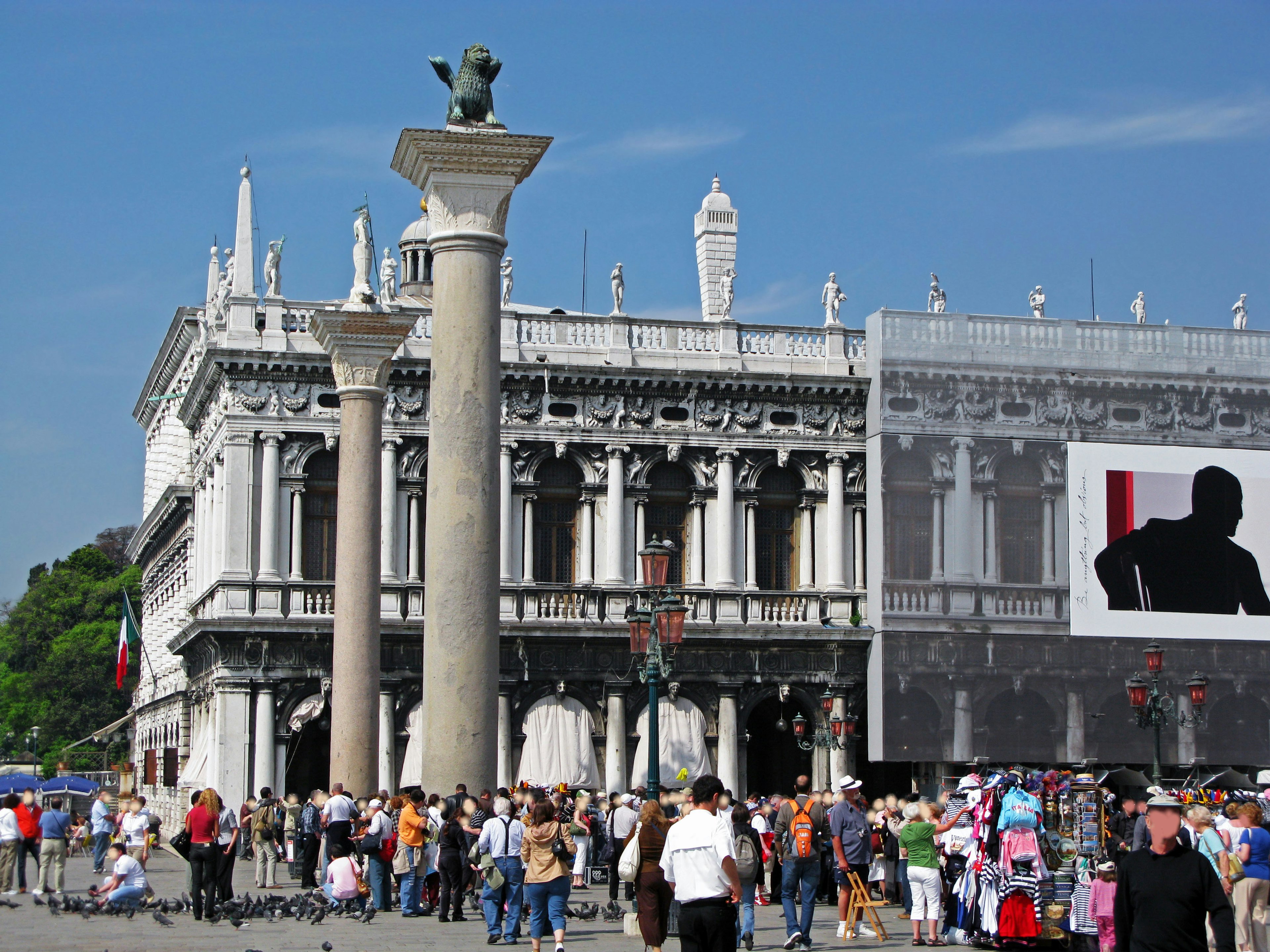 Foule de touristes devant un bâtiment historique avec des colonnes