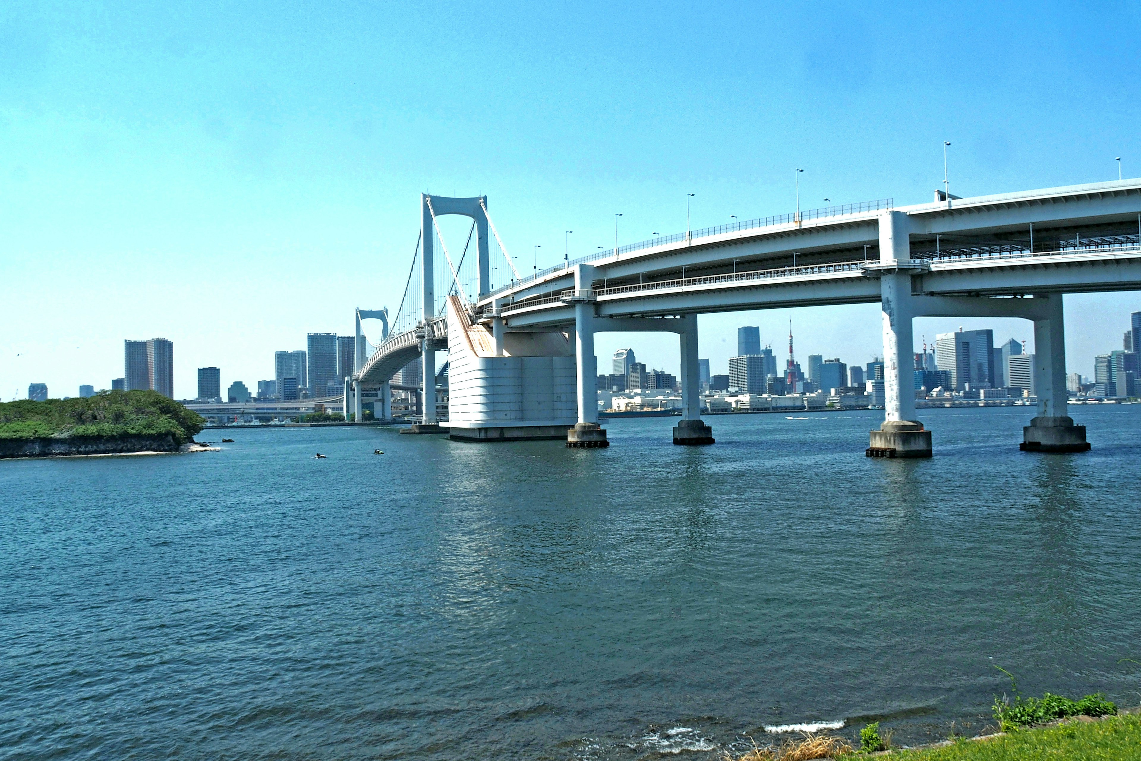 レインボーブリッジと東京の高層ビル群を背景にした海の風景