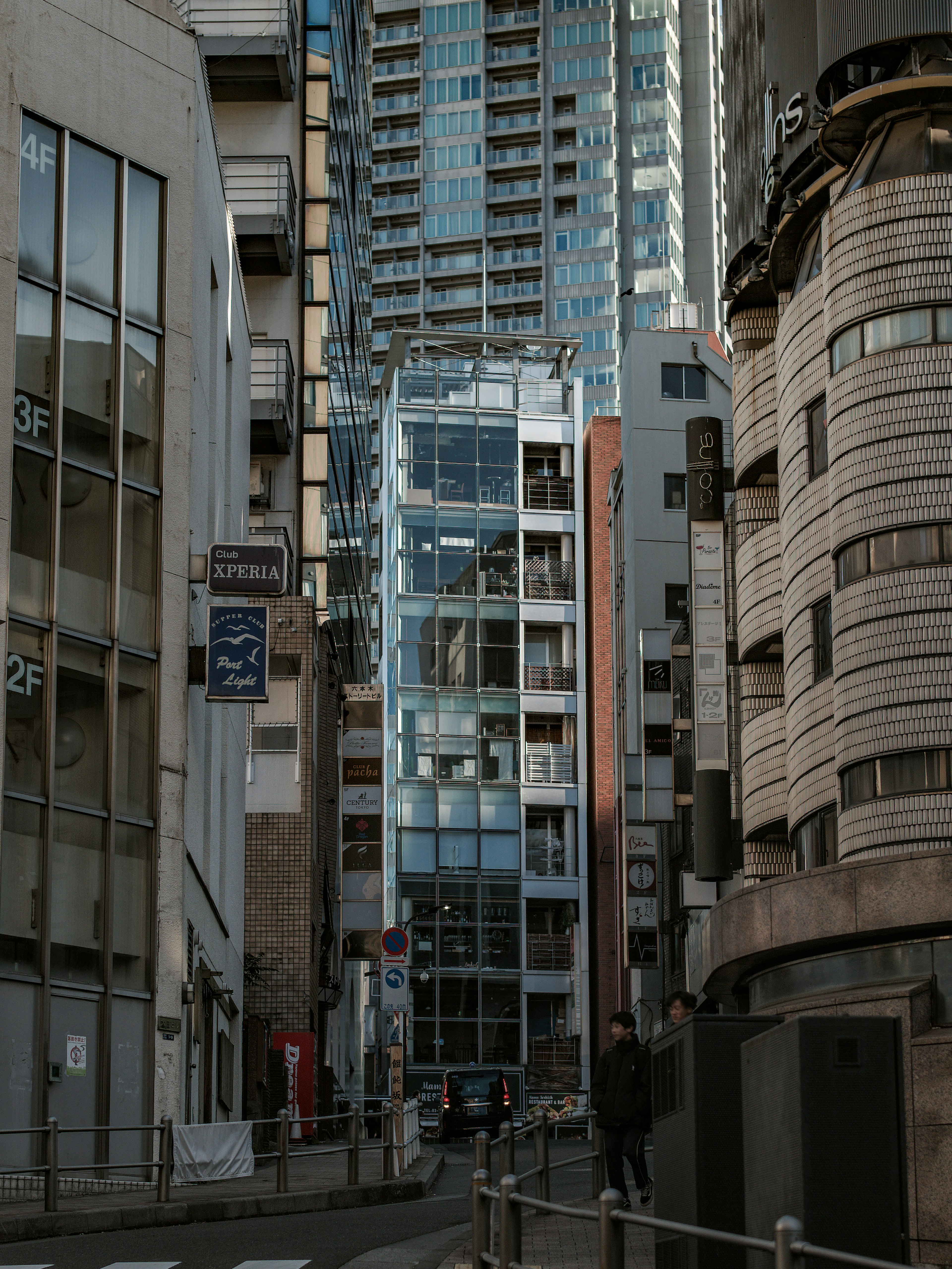 Escena urbana con edificios altos y un ascensor de vidrio