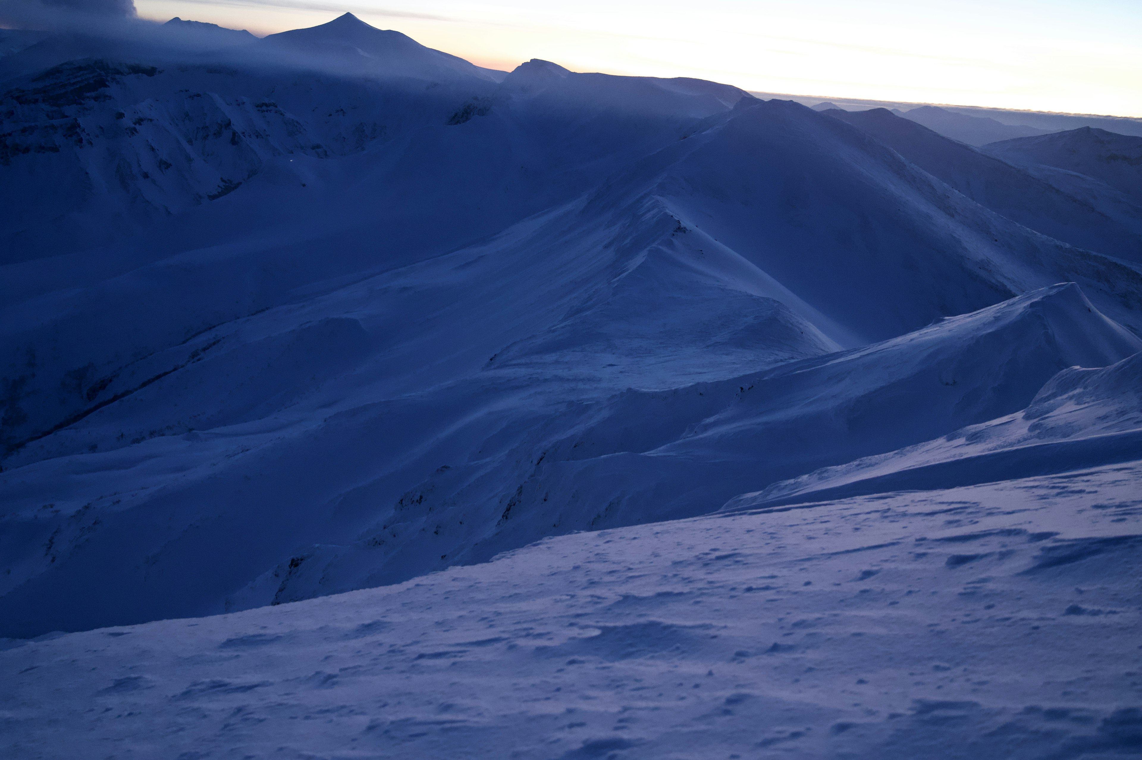 雪に覆われた山の風景 青いトーンの空